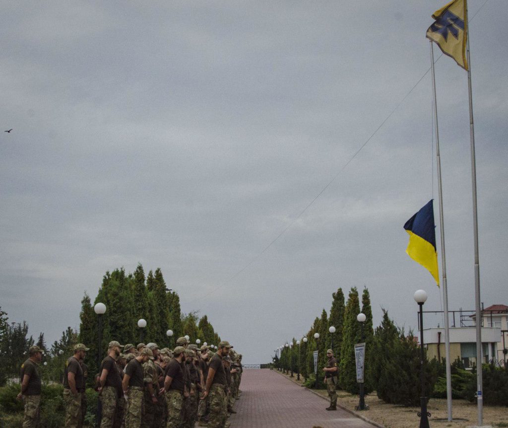 НА БАЗАХ АЗОВУ ВІДБУЛИСЬ УРОЧИСТІ ШИКУВАННЯ З ПІДНЯТТЯМ ДЕРЖАВНОГО ПРАПОРА
