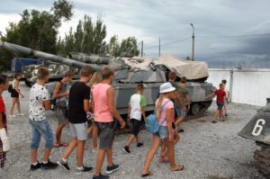 ПРИКЛАД ДЛЯ ПІДРОСТАЮЧОГО ПОКОЛІННЯ: АЗОВЦІ ПРИЙНЯЛИ У СЕБЕ В ГОСТЯХ ШКОЛЯРІВ З ВОЛИНІ