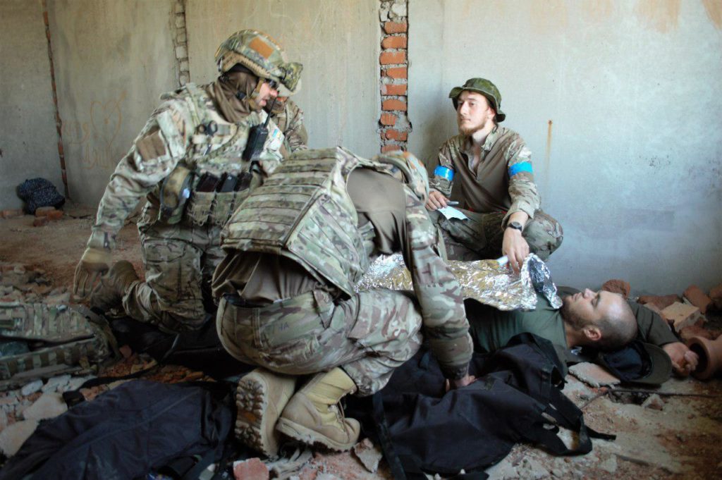 Фінальний день медичного курсу для бійців 3-ї роти 2-го батальйону полку АЗОВ