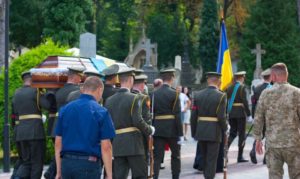 У Львові поховали азовця Олега «Ватсона» Кремеза. Сотні містян прийшли віддати шану полеглому медику