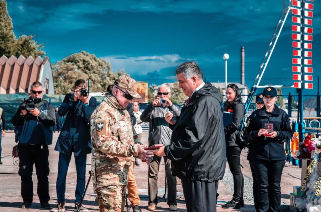 Бійці АЗОВу отримали почесні нагороди з рук міністра внутрішніх справ