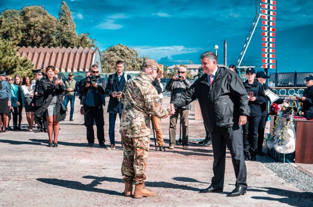 Бійці АЗОВу отримали почесні нагороди з рук міністра внутрішніх справ