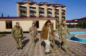 Делегація на чолі з Оксаною Корчинською відвідала базу полку АЗОВ