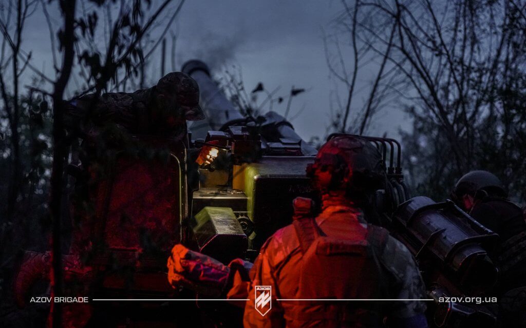 Азовці працюють з французької гармати TRF1 на світанку