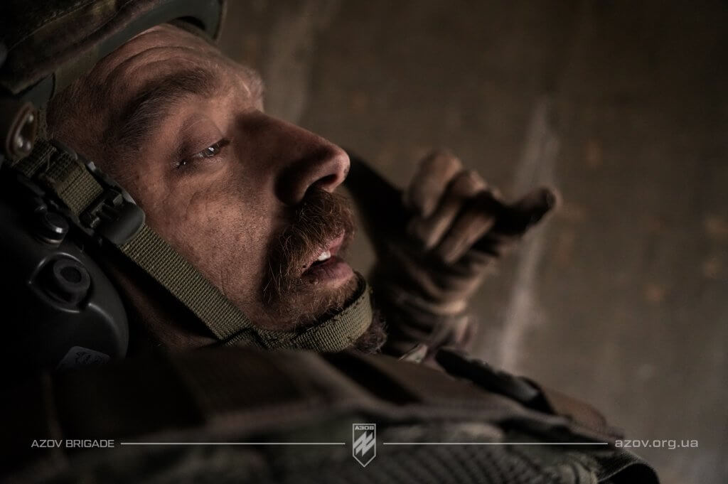 Піхотинець 6-го батальйону 12-ої бригади спеціального призначення «Азов»  на передовій позиції, Торецький напрямок.