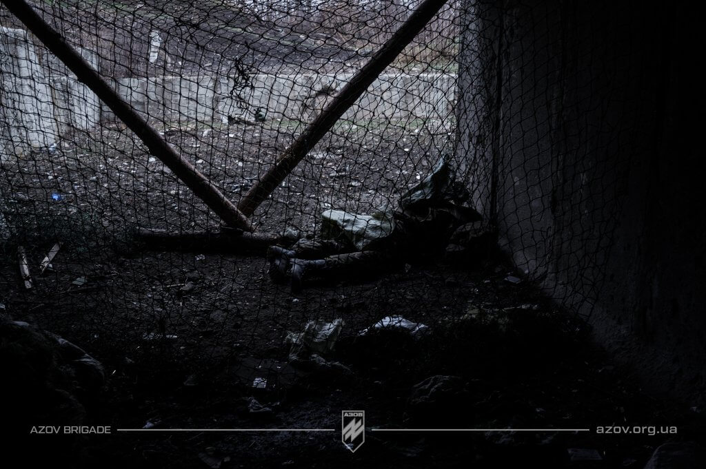 Тіло ліквідованого військового зс рф біля позиції піхотинців 12-ої бригади «Азов» на Торецькому напрямку.