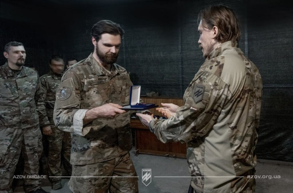 Командир 12-ої бригади спеціального призначення «Азов» НГУ, полковник Денис Прокопенко відзначив офіцерів, які беруть участь у бойових діях на Торецькому напрямку