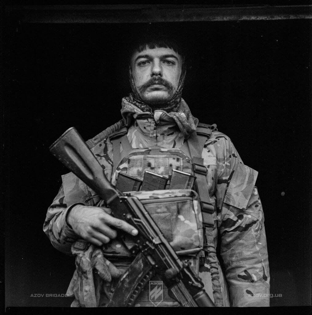 Атмосферні фото бійців 12-ої бригади спеціального призначення «Азов», зроблені на чорно-білу і кольорову плівку.