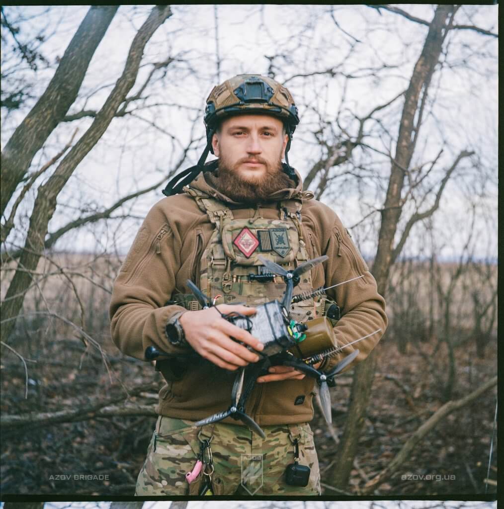 Атмосферні фото бійців 12-ої бригади спеціального призначення «Азов», зроблені на чорно-білу і кольорову плівку.