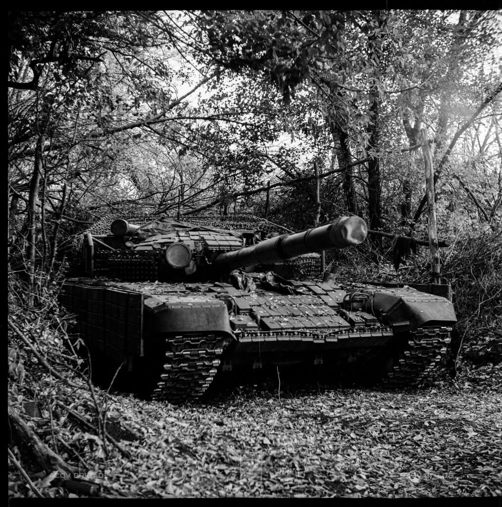 Атмосферні фото бійців 12-ої бригади спеціального призначення «Азов», зроблені на чорно-білу і кольорову плівку.