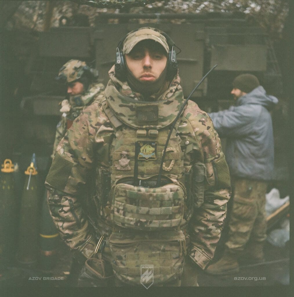 Атмосферні фото бійців 12-ої бригади спеціального призначення «Азов», зроблені на чорно-білу і кольорову плівку.