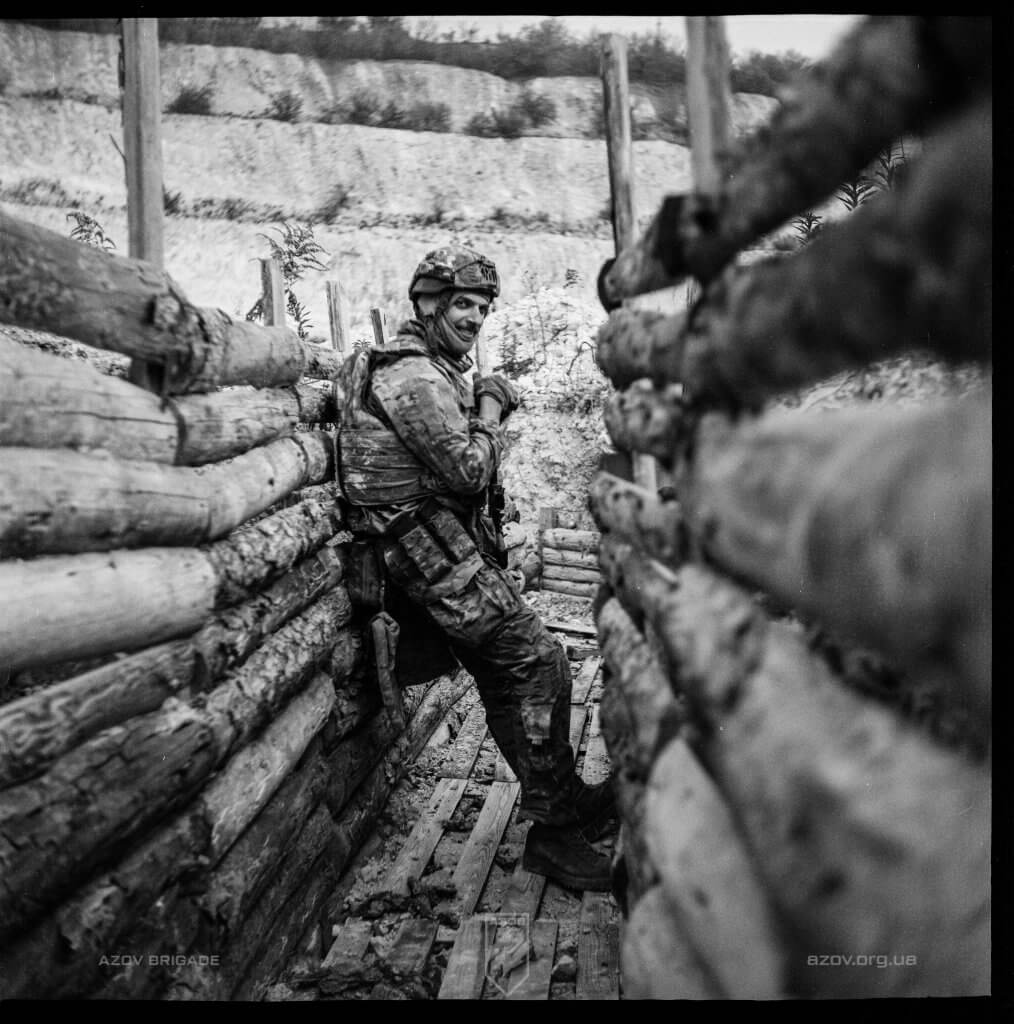 Атмосферні фото бійців 12-ої бригади спеціального призначення «Азов», зроблені на чорно-білу і кольорову плівку.