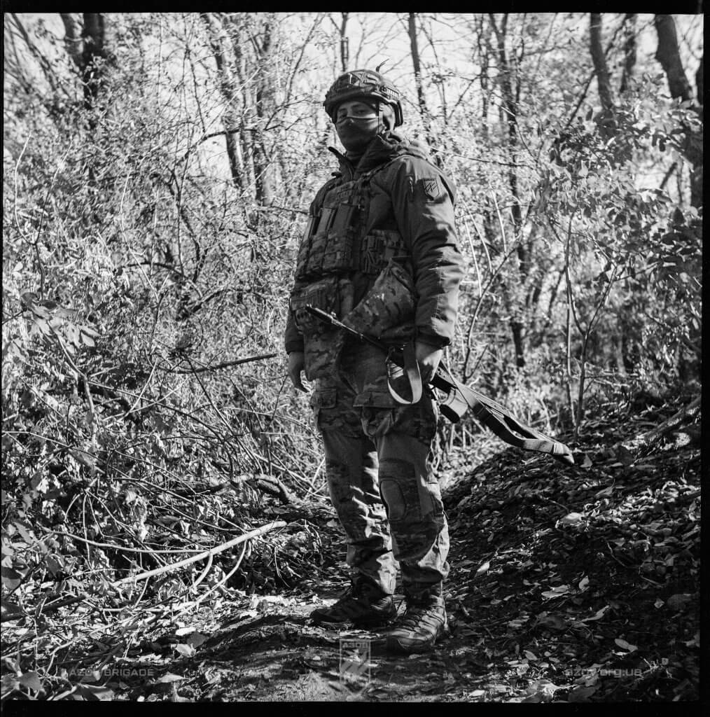 Атмосферні фото бійців 12-ої бригади спеціального призначення «Азов», зроблені на чорно-білу і кольорову плівку.