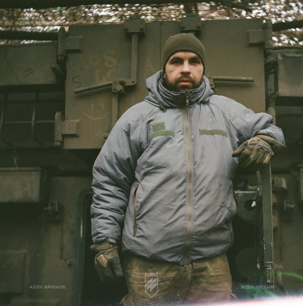 Атмосферні фото бійців 12-ої бригади спеціального призначення «Азов», зроблені на чорно-білу і кольорову плівку.