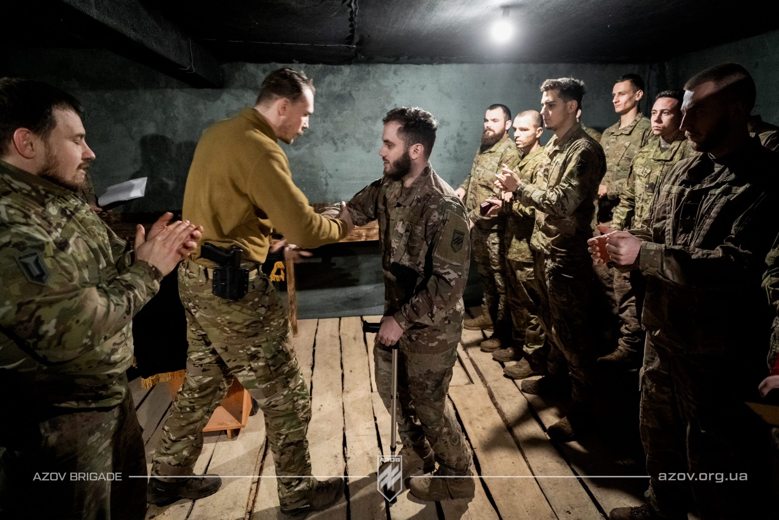 Командир 12-ої бригади спеціального призначення «Азов», полковник Денис Прокопенко відзначив піхотинців 2-го батальйону, які беруть участь в бойових діях на Торецькому напрямку.