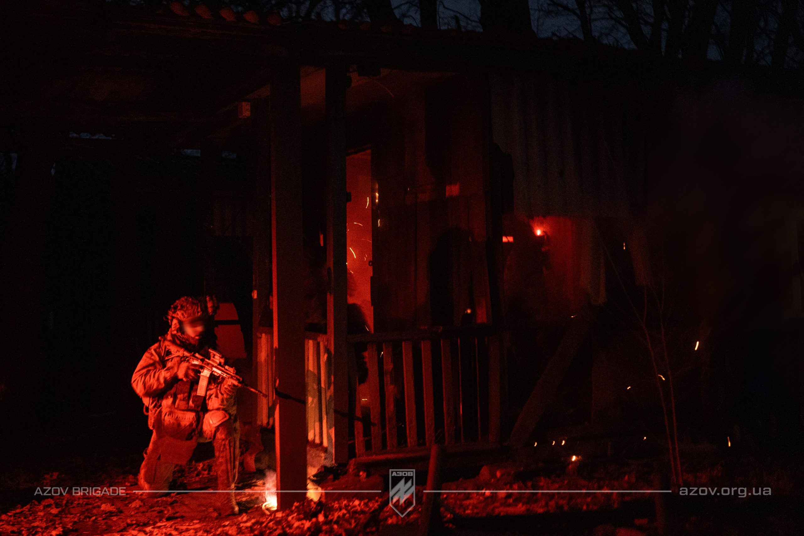 На світлинах – рекрути загону розвідки спеціального призначення 12-ої бригади «Азов» проходять стрес-тест на знання тактичної медицини в екстремальних умовах.