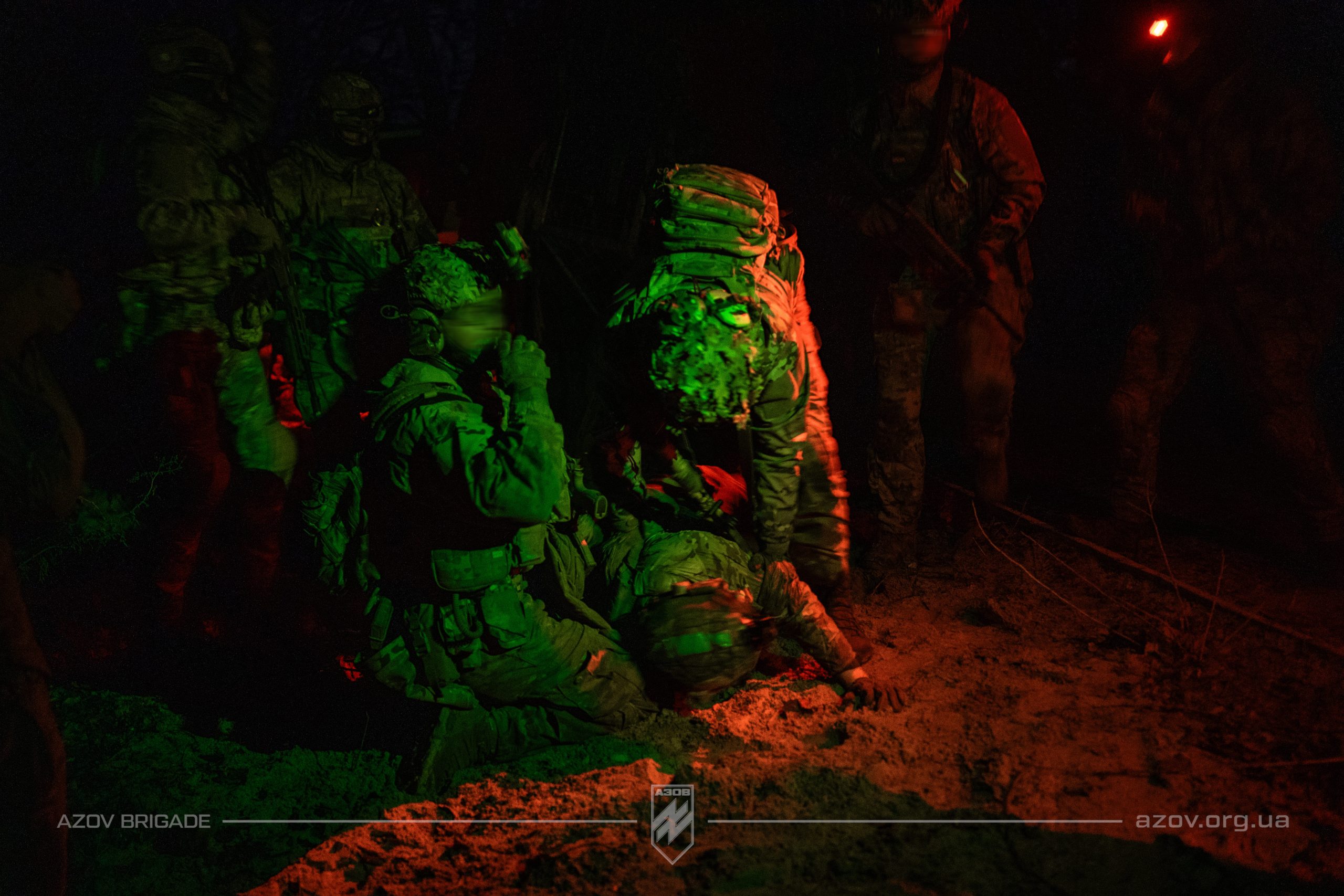 На світлинах – рекрути загону розвідки спеціального призначення 12-ої бригади «Азов» проходять стрес-тест на знання тактичної медицини в екстремальних умовах.