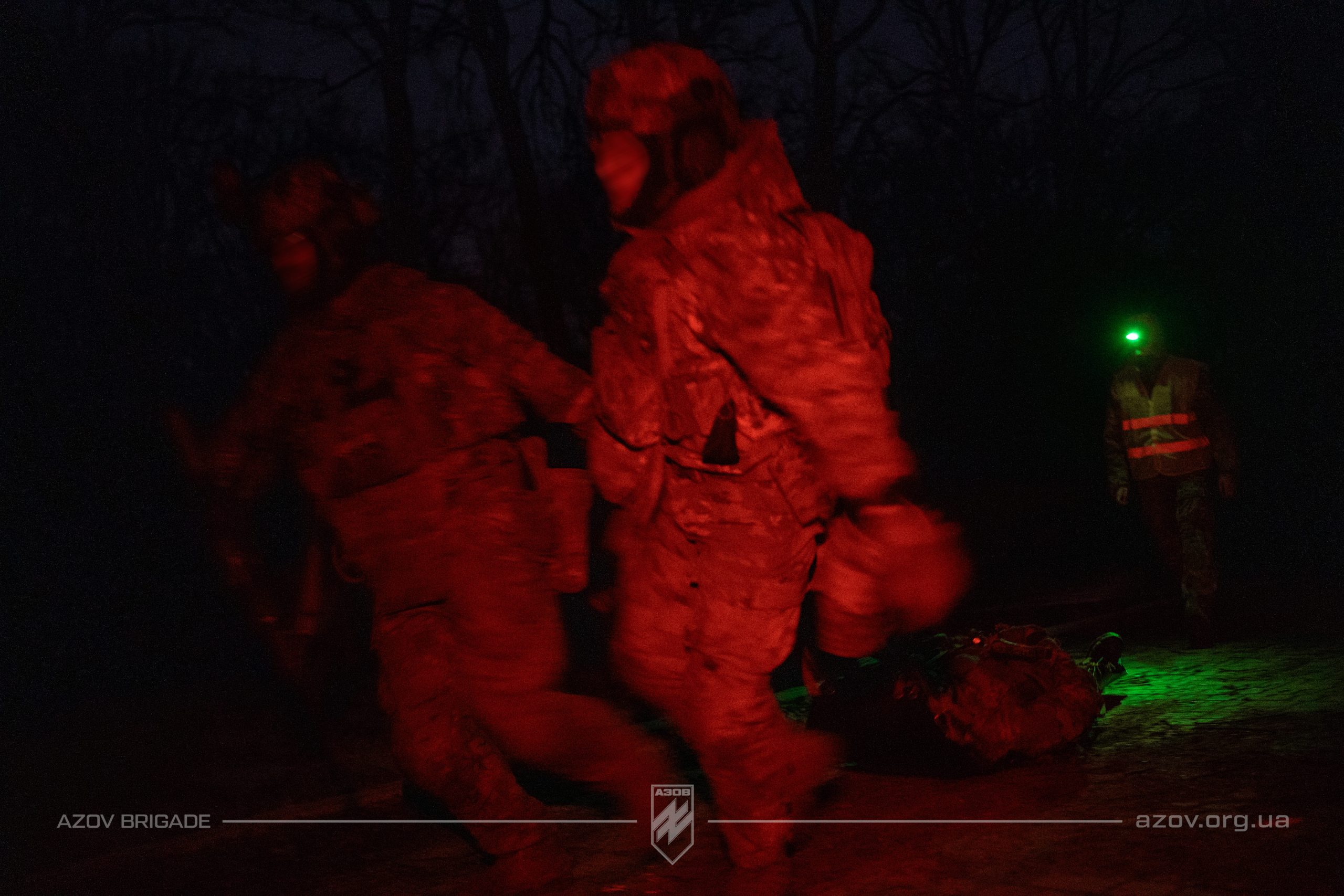 На світлинах – рекрути загону розвідки спеціального призначення 12-ої бригади «Азов» проходять стрес-тест на знання тактичної медицини в екстремальних умовах.