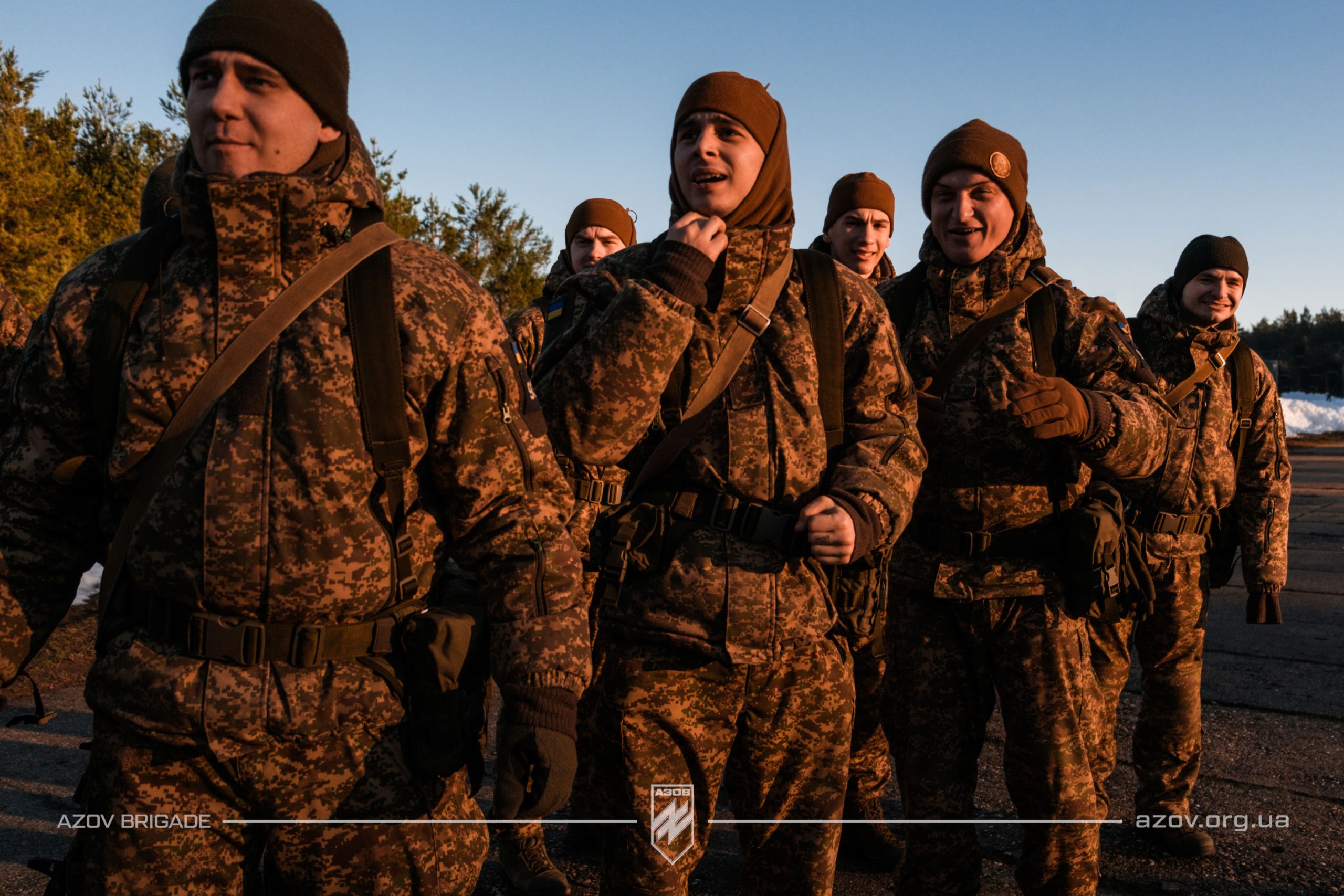 На світлинах – рекрути 12-ої бригади «Азов» проходять тренування з кросфіту під час БКБП.