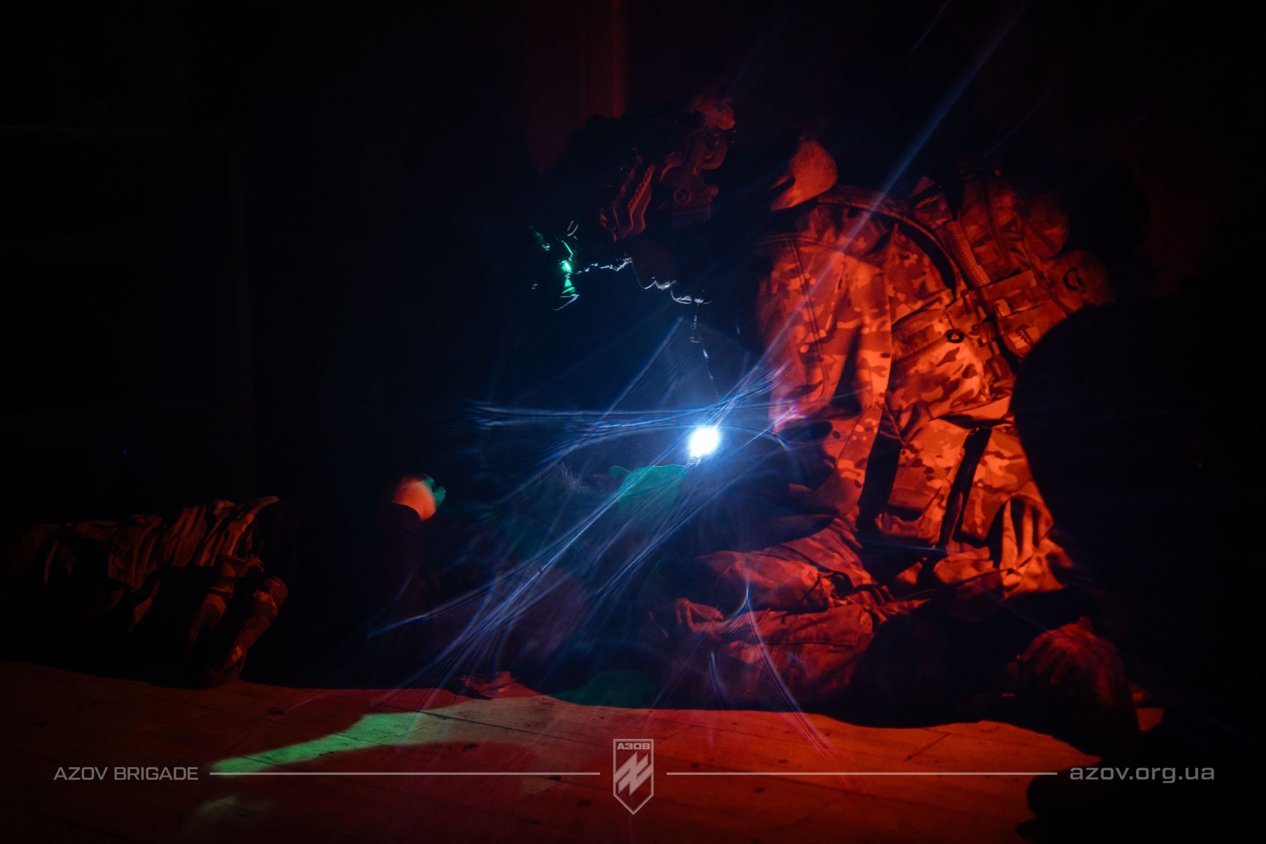 На світлинах – рекрути загону розвідки спеціального призначення 12-ої бригади «Азов» проходять стрес-тест на знання тактичної медицини в екстремальних умовах.