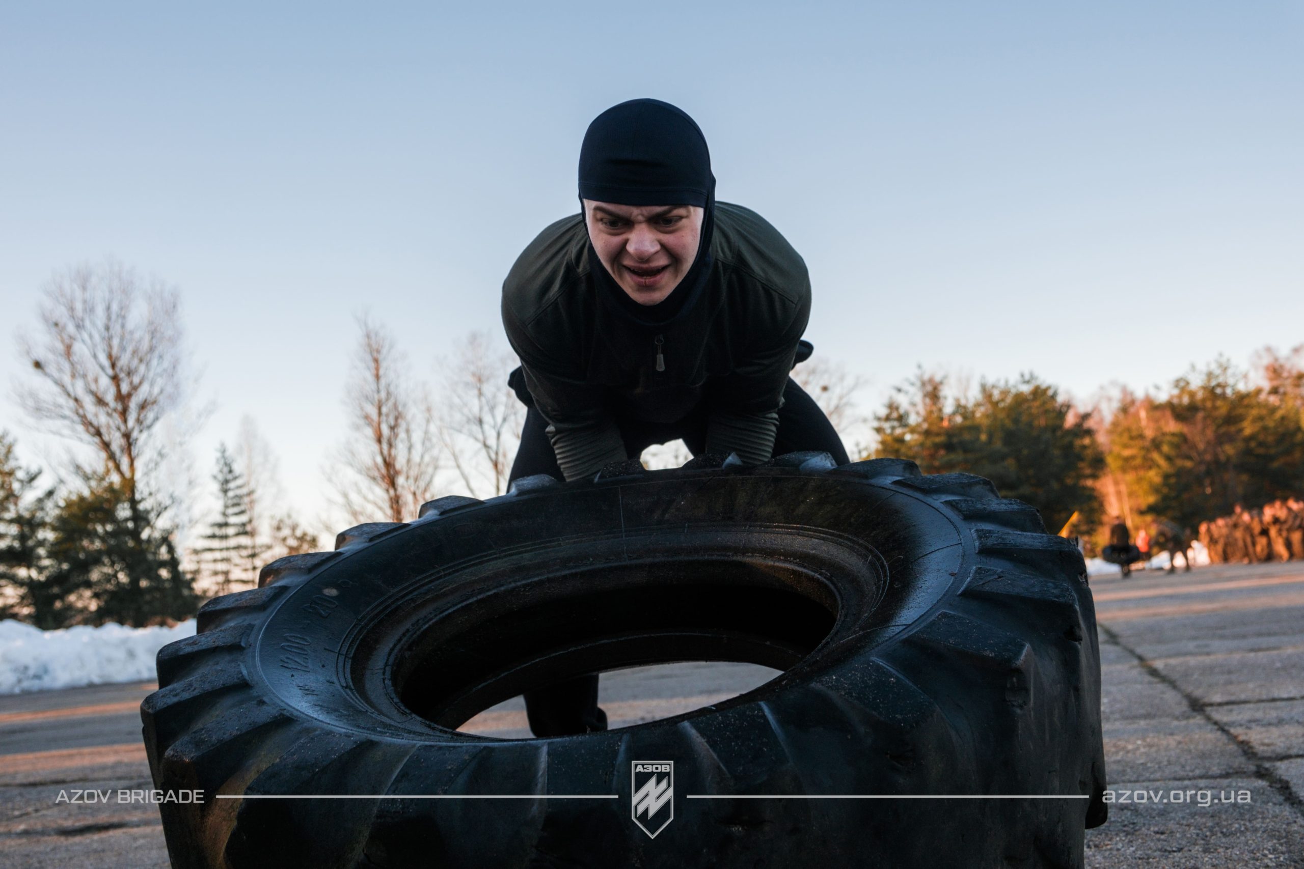 На світлинах – рекрути 12-ої бригади «Азов» проходять тренування з кросфіту під час БКБП.