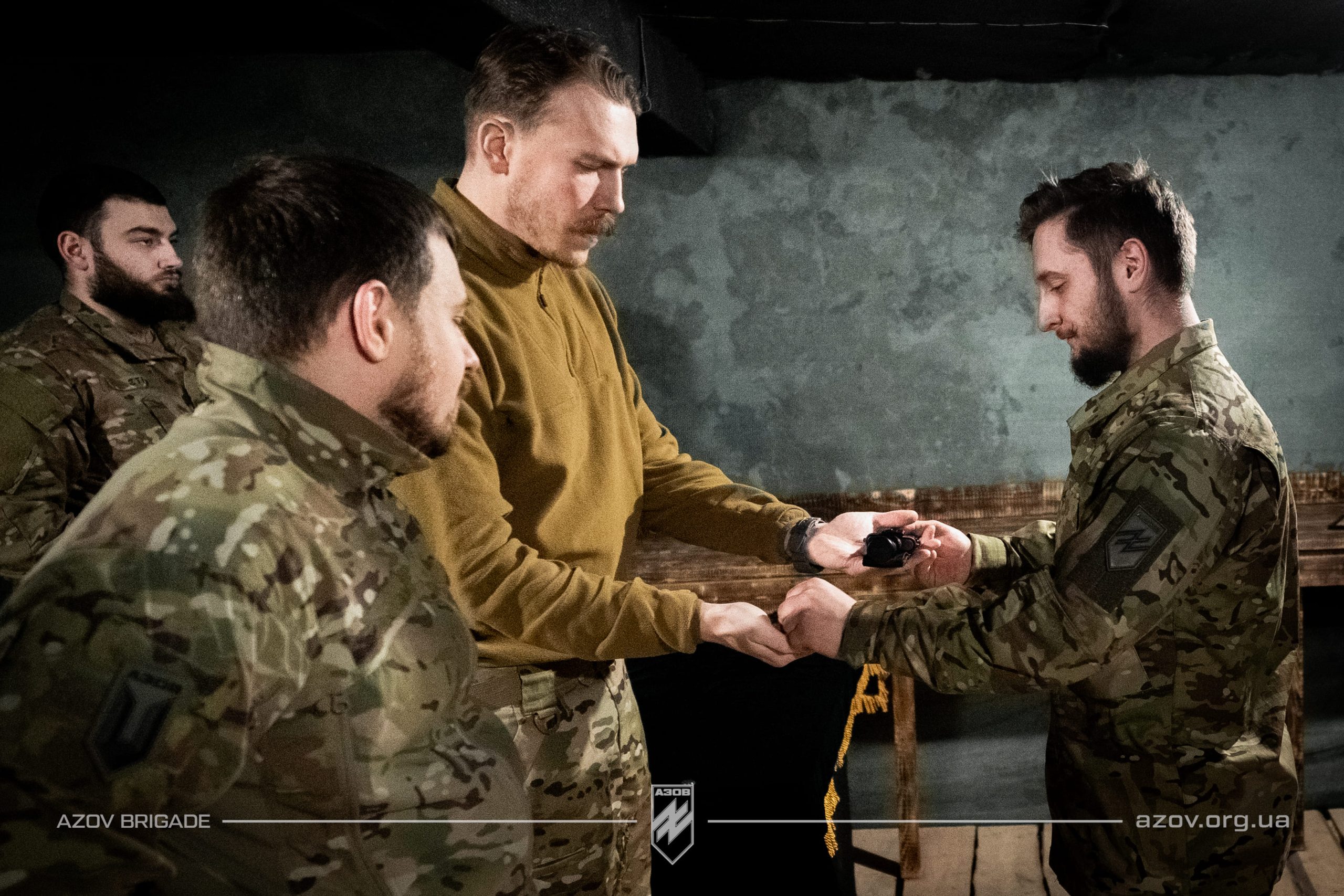 Командир 12-ої бригади спеціального призначення «Азов», полковник Денис Прокопенко відзначив піхотинців 2-го батальйону, які беруть участь в бойових діях на Торецькому напрямку.