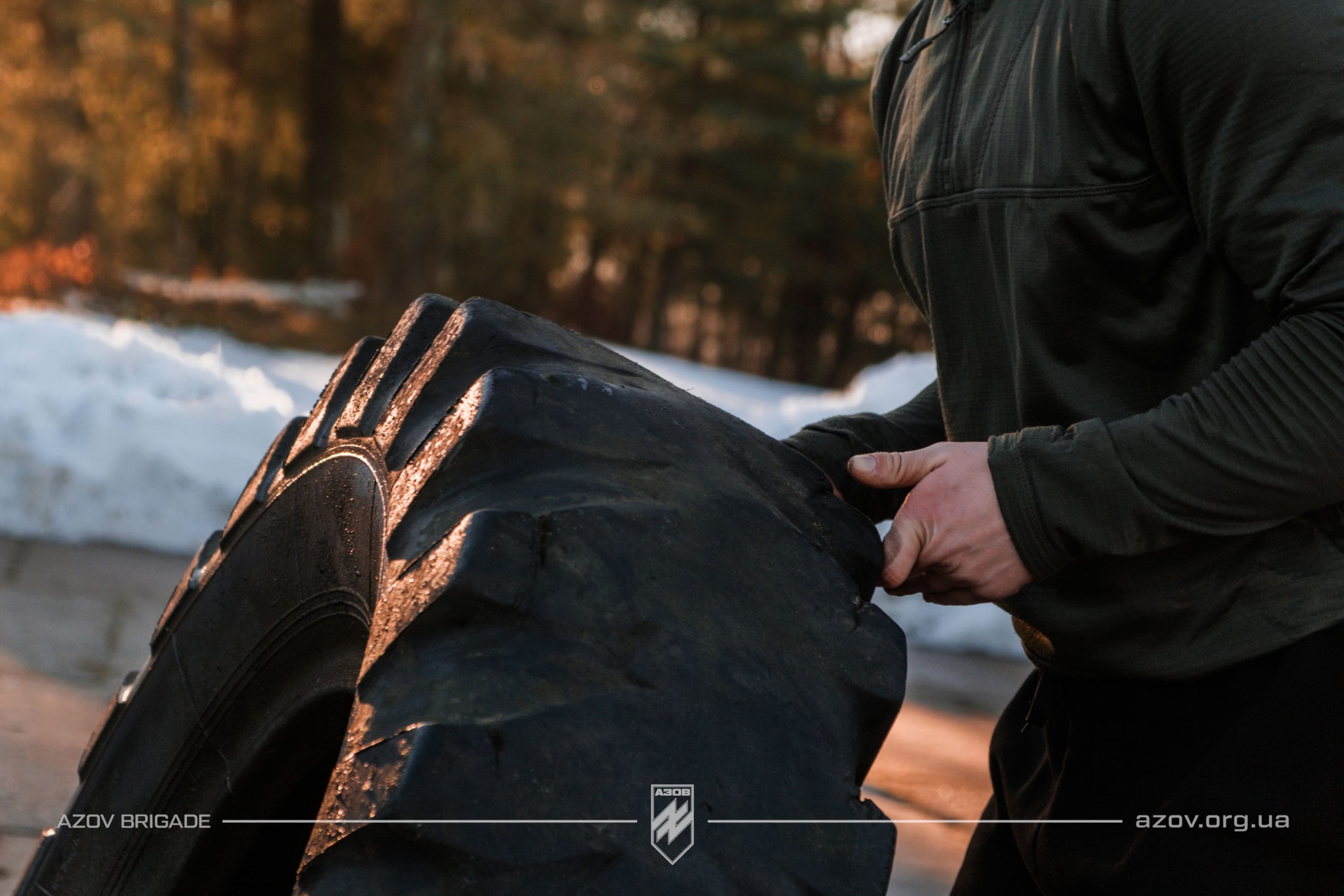 На світлинах – рекрути 12-ої бригади «Азов» проходять тренування з кросфіту під час БКБП.