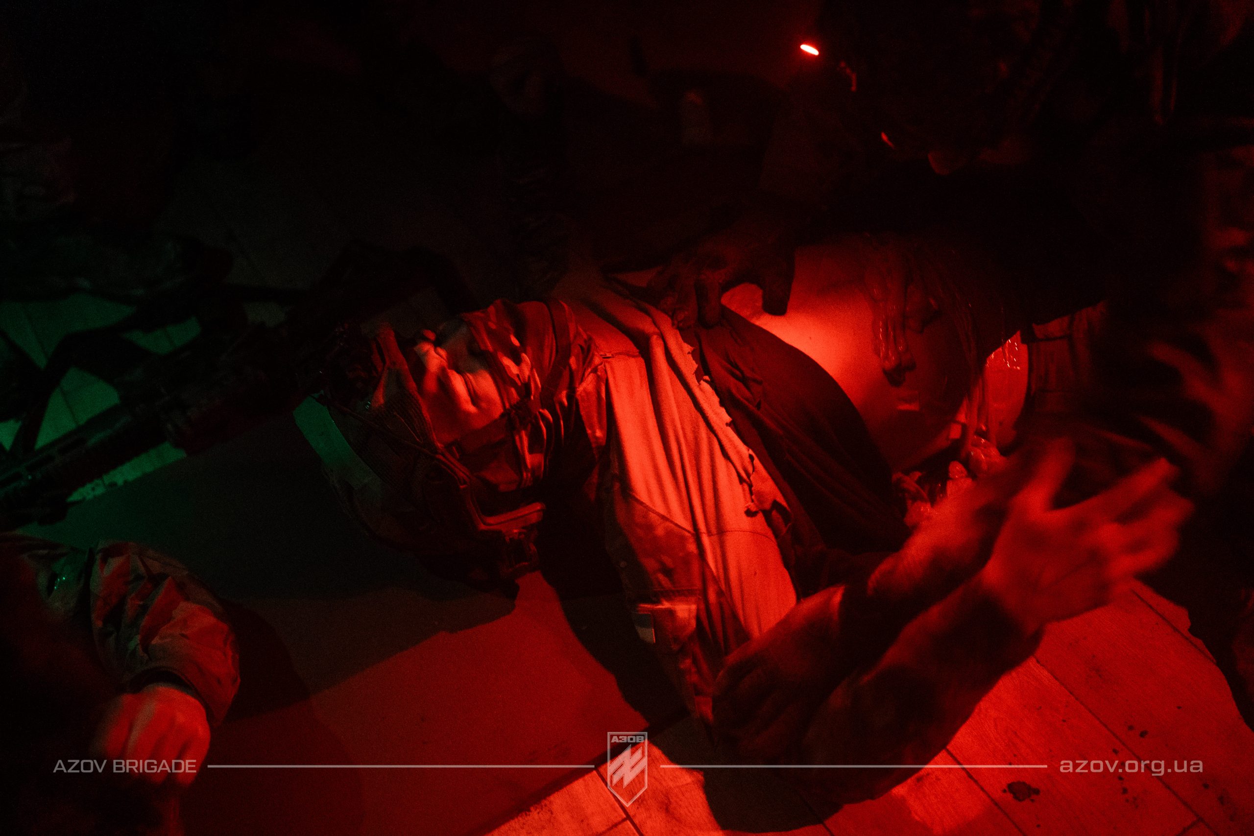 На світлинах – рекрути загону розвідки спеціального призначення 12-ої бригади «Азов» проходять стрес-тест на знання тактичної медицини в екстремальних умовах.