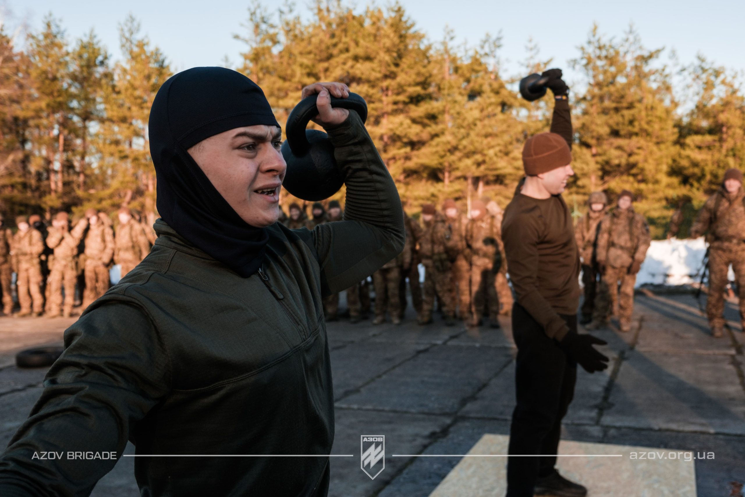 На світлинах – рекрути 12-ої бригади «Азов» проходять тренування з кросфіту під час БКБП.