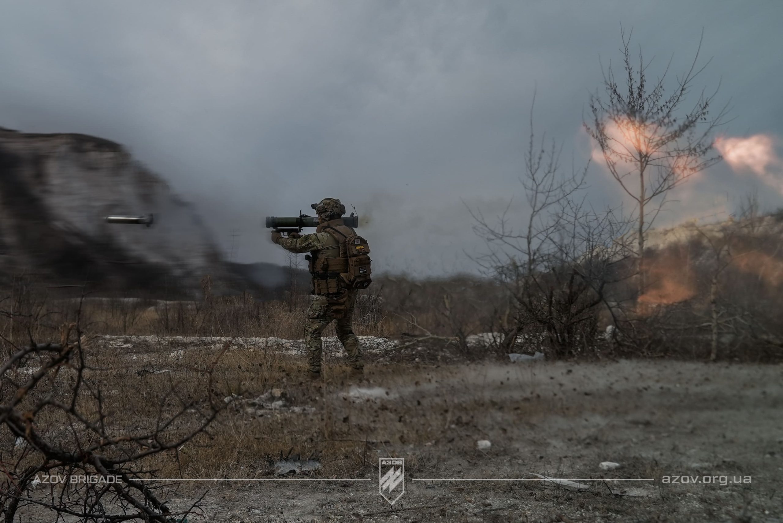 На світлинах – бійці 12-ої бригади спеціального призначення «Азов» з українською технікою та зброєю. 