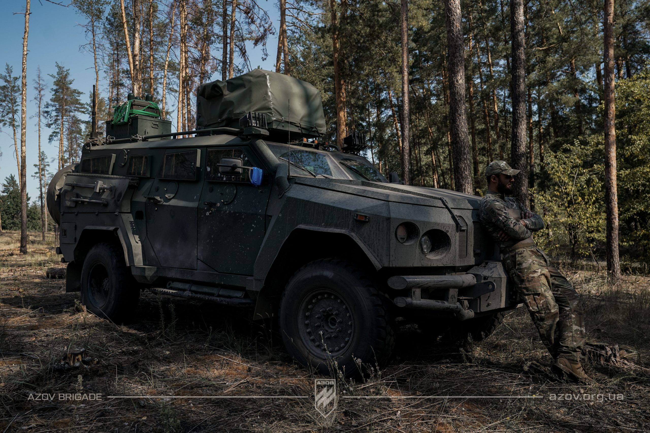 На світлинах – бійці 12-ої бригади спеціального призначення «Азов» з українською технікою та зброєю. 
