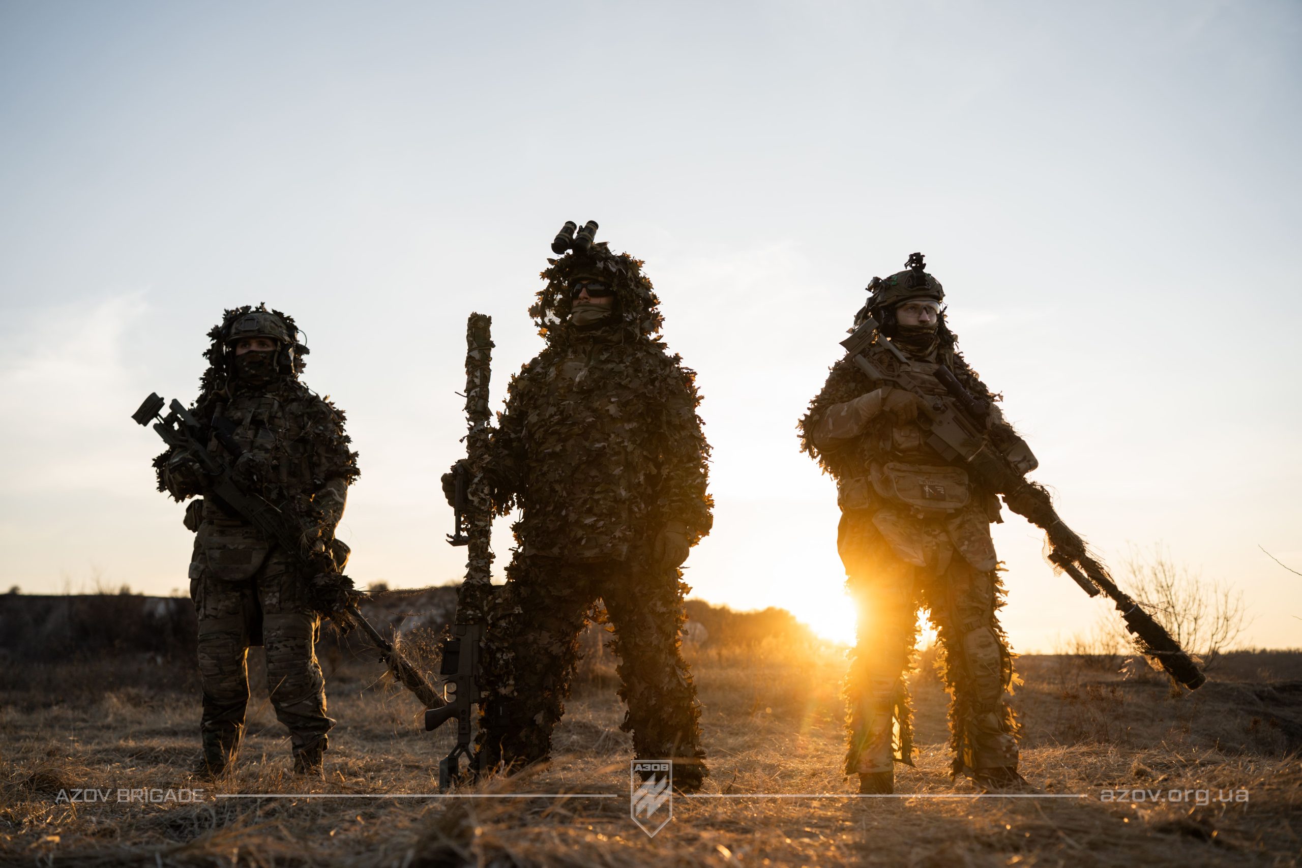 На світлинах – тренування бійців загону снайперів 12-ої бригади «Азов» на Торецькому напрямку.