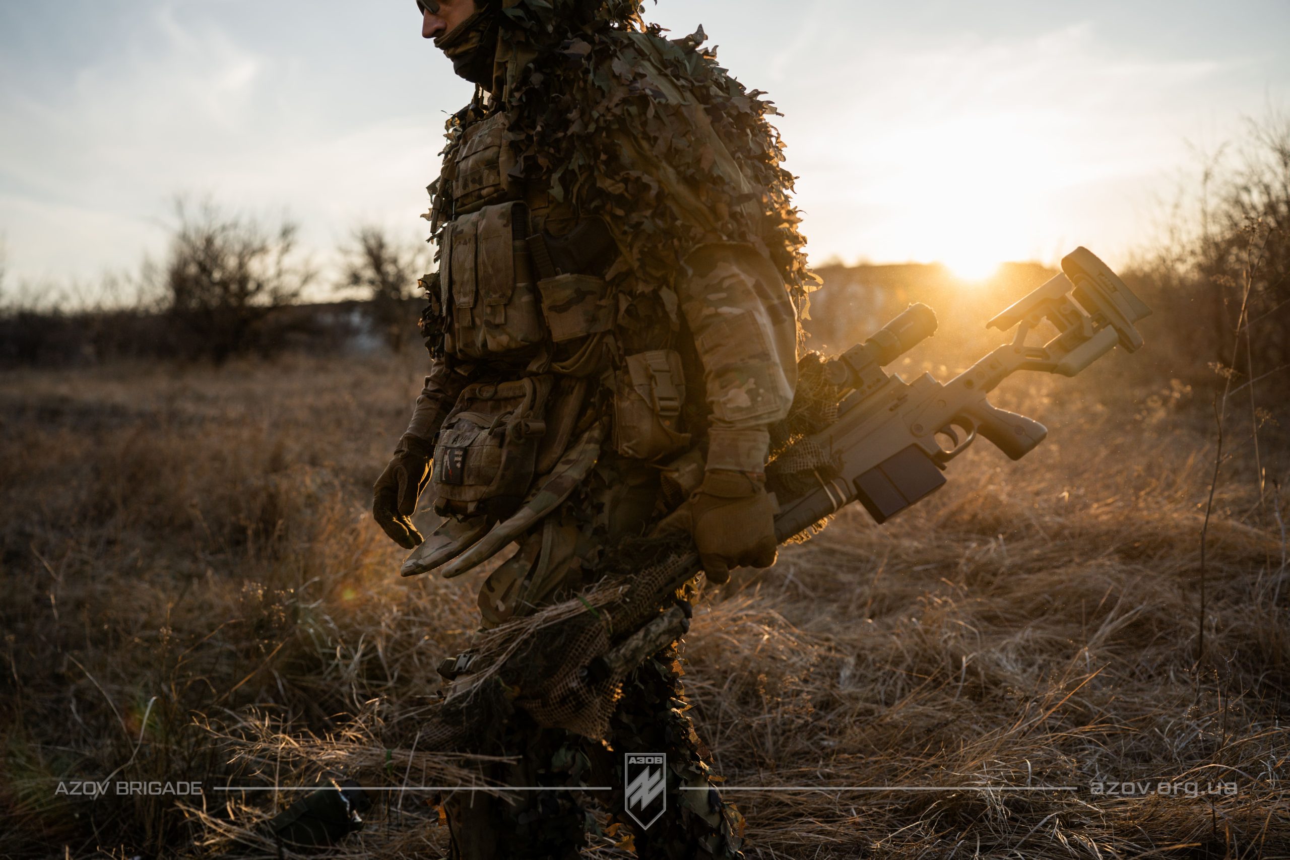 На світлинах – тренування бійців загону снайперів 12-ої бригади «Азов» на Торецькому напрямку.