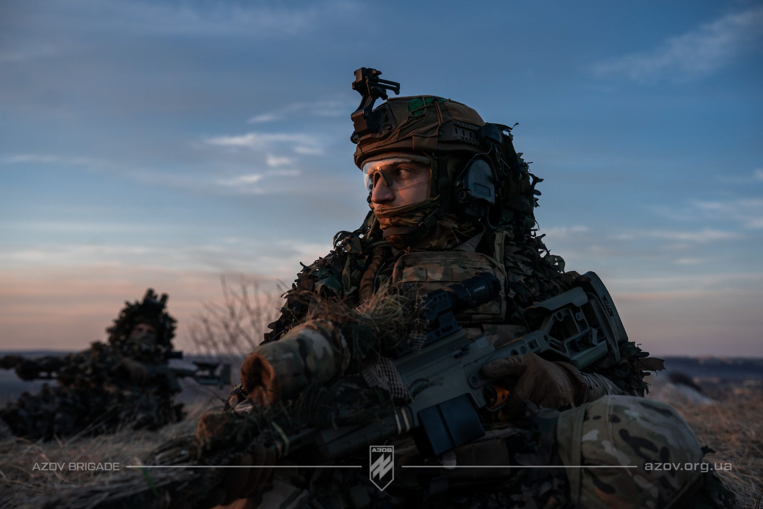 На світлинах – тренування бійців загону снайперів 12-ої бригади «Азов» на Торецькому напрямку.