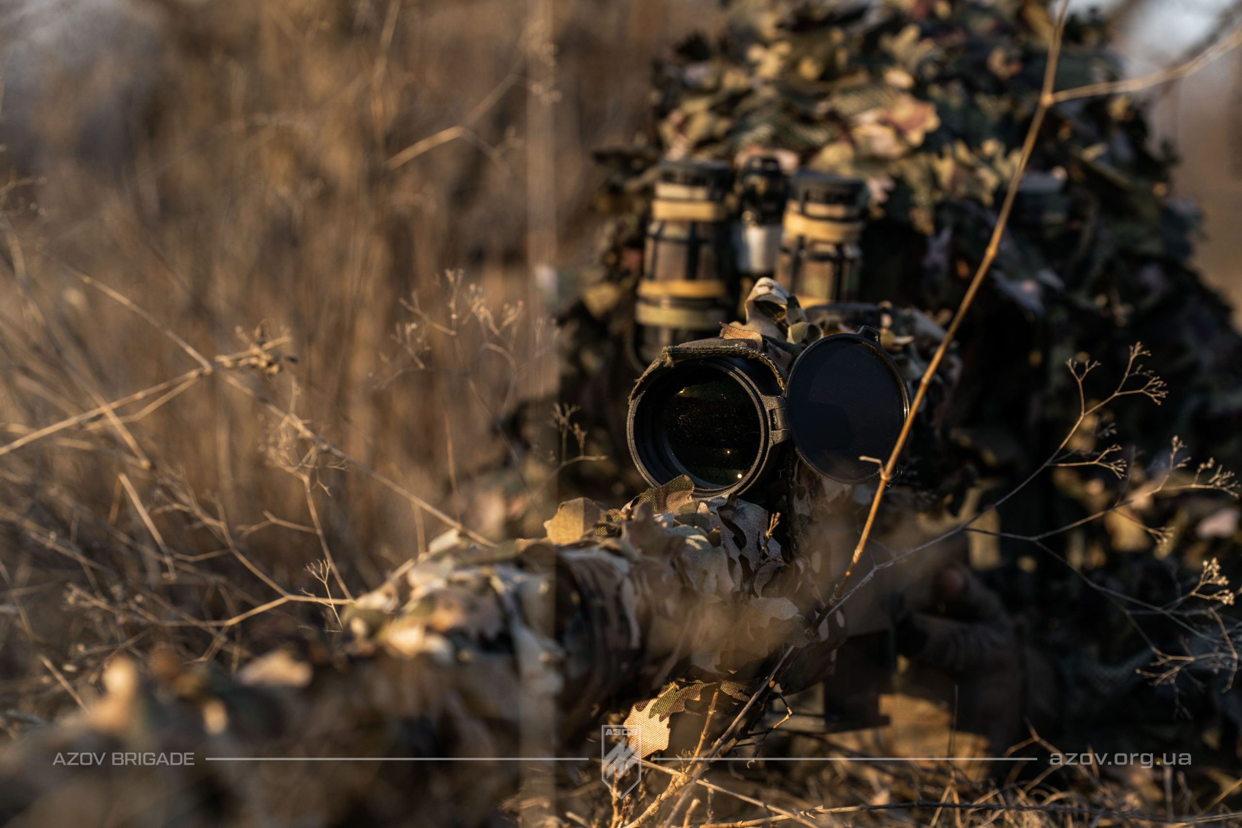 На світлинах – тренування бійців загону снайперів 12-ої бригади «Азов» на Торецькому напрямку.