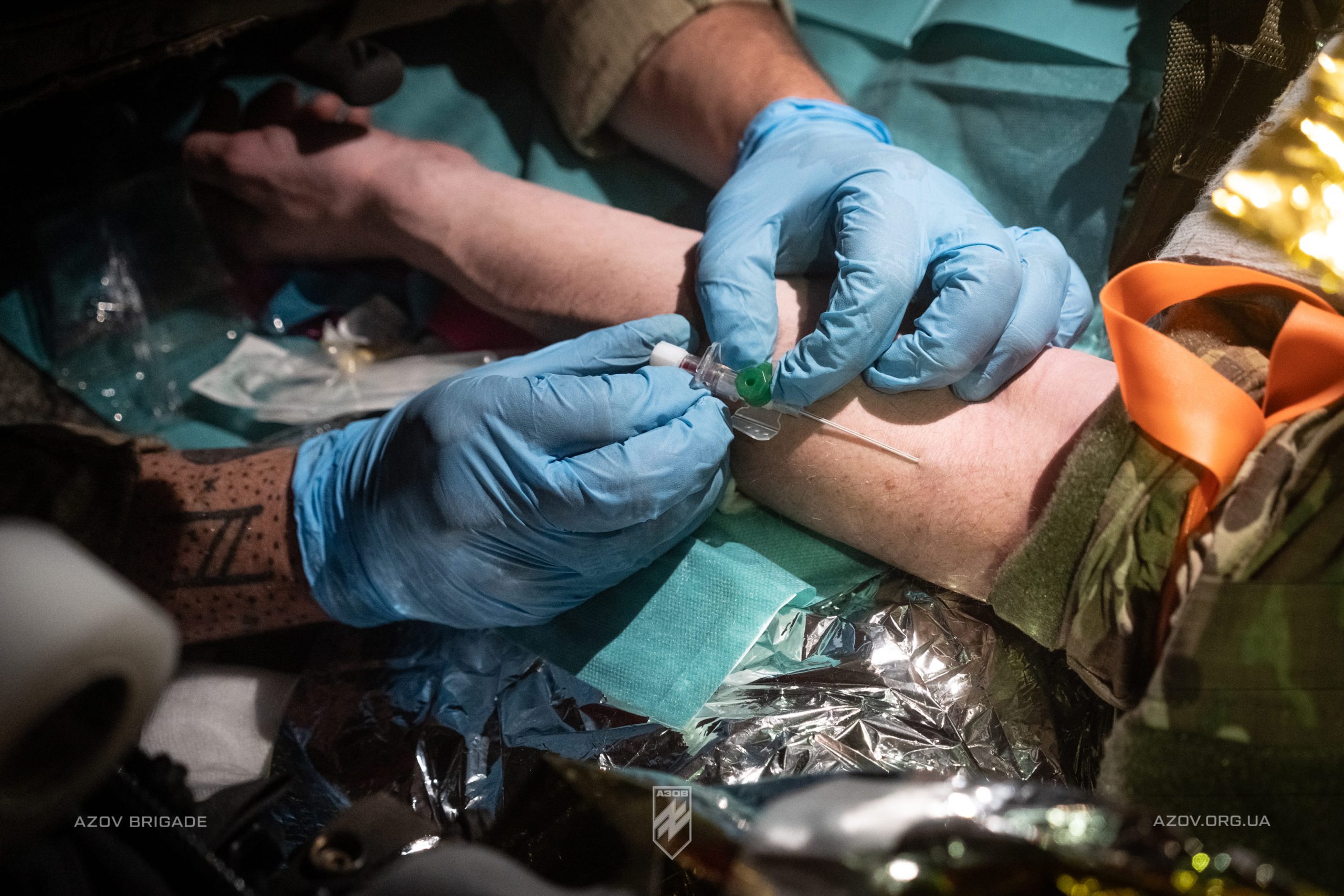 Бійці інтернаціонального батальйону 12-ої бригади «Азов» на тренуваннях з тактичної медицини.