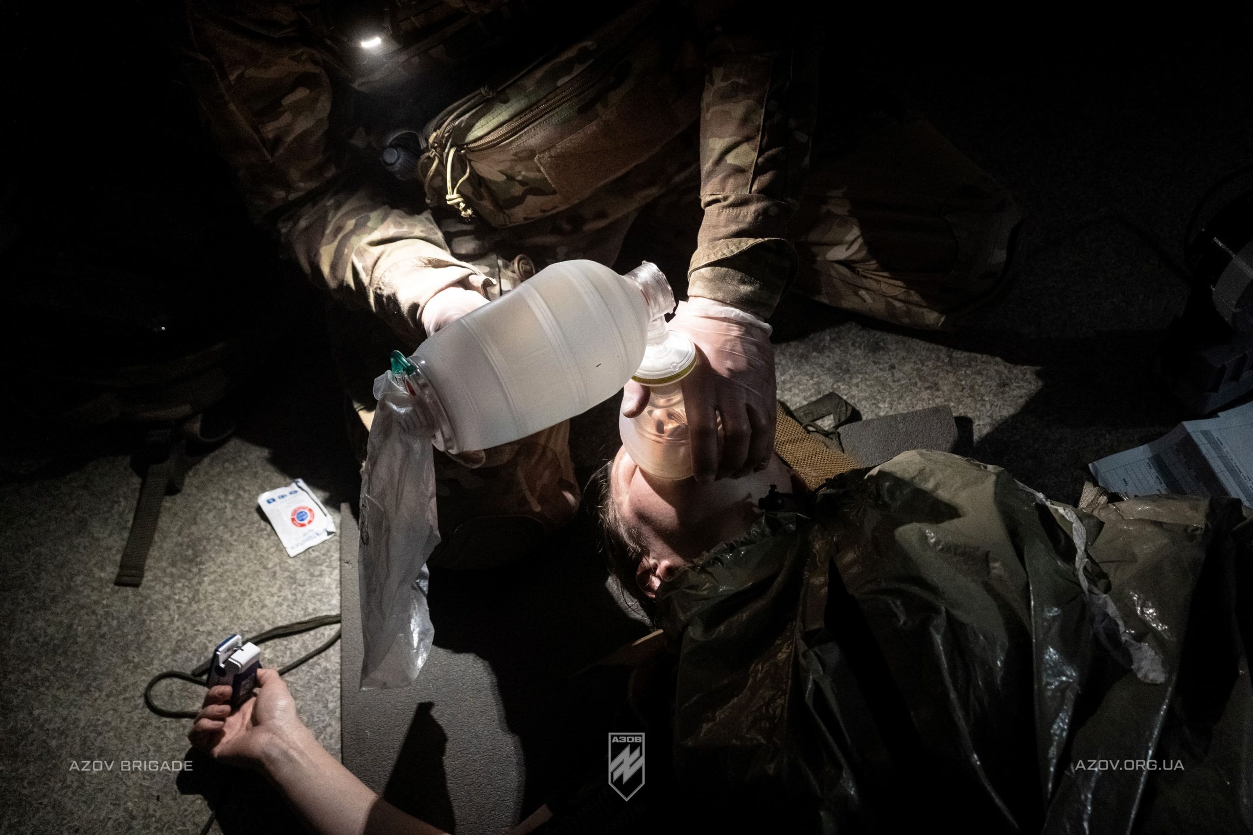 Бійці інтернаціонального батальйону 12-ої бригади «Азов» на тренуваннях з тактичної медицини.