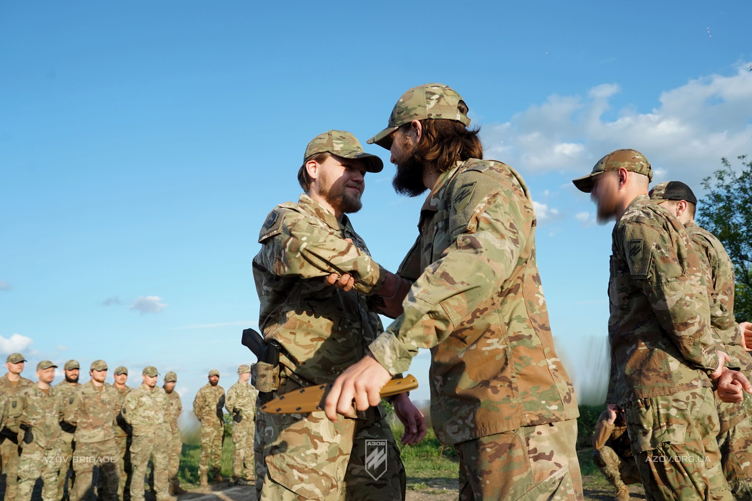 Командування 2-го батальйону 12-ої бригади спеціального призначення «Азов» відзначило сержантів, які беруть участь у бойових діях на Торецькому напрямку.