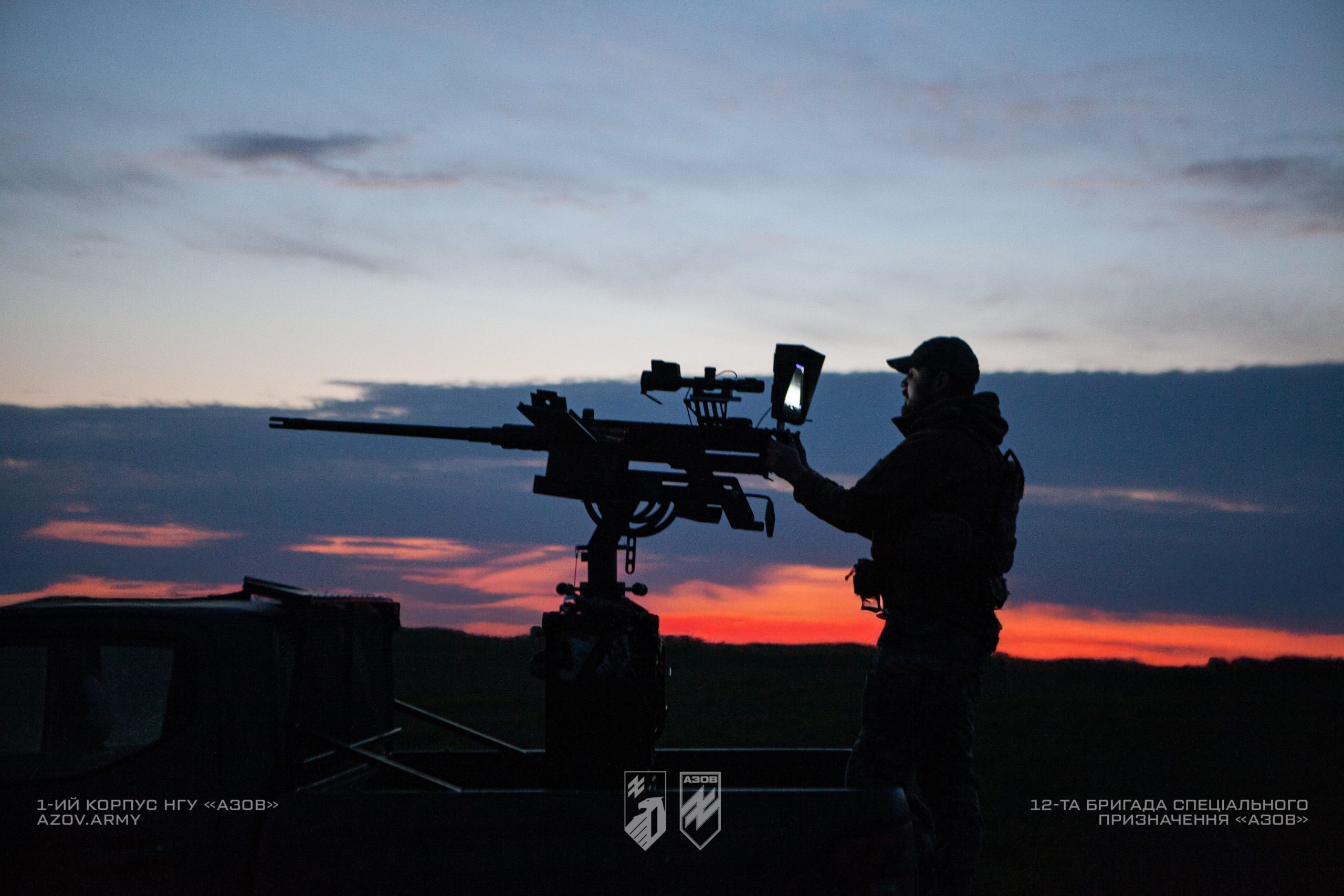 На світлинах – бійці мобільної вогневої групи ППО 12-ої бригади «Азов» слідкують за небом Донеччини.
