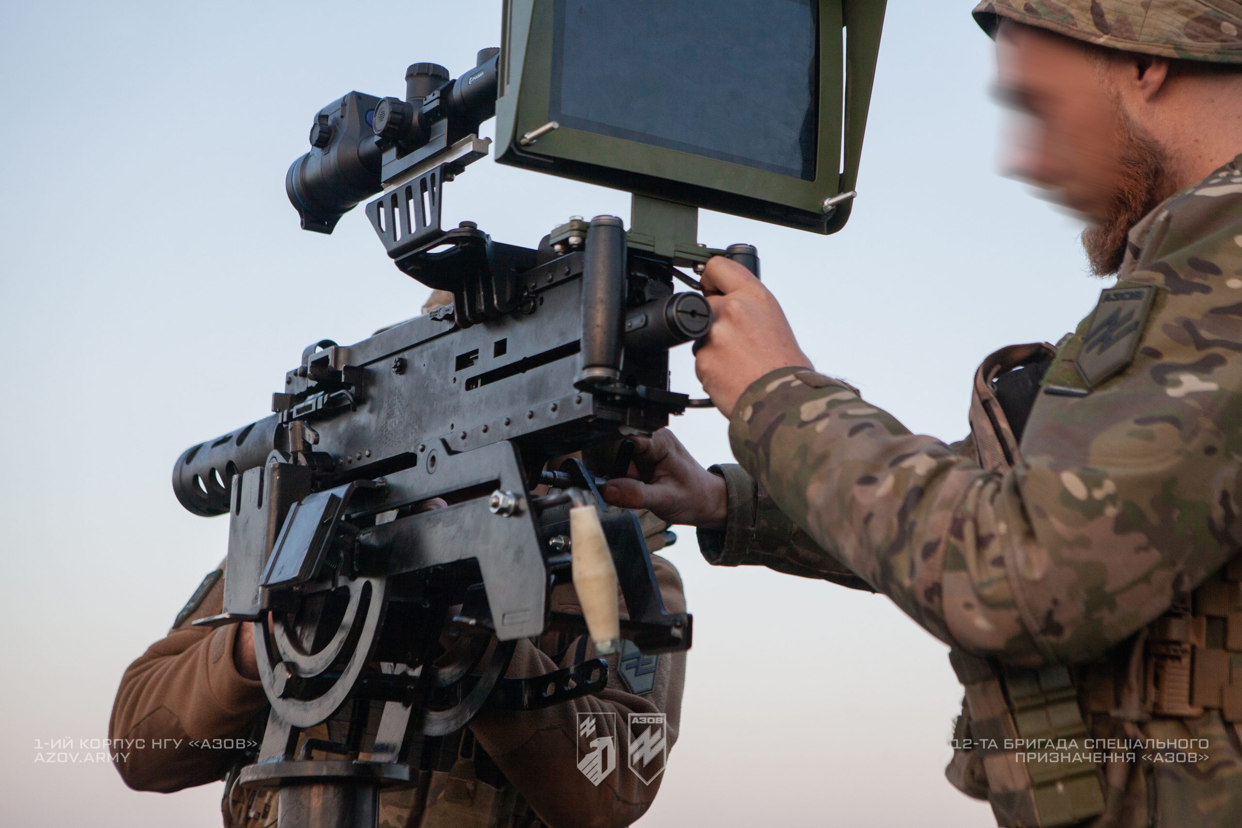 На світлинах – бійці мобільної вогневої групи ППО 12-ої бригади «Азов» слідкують за небом Донеччини.