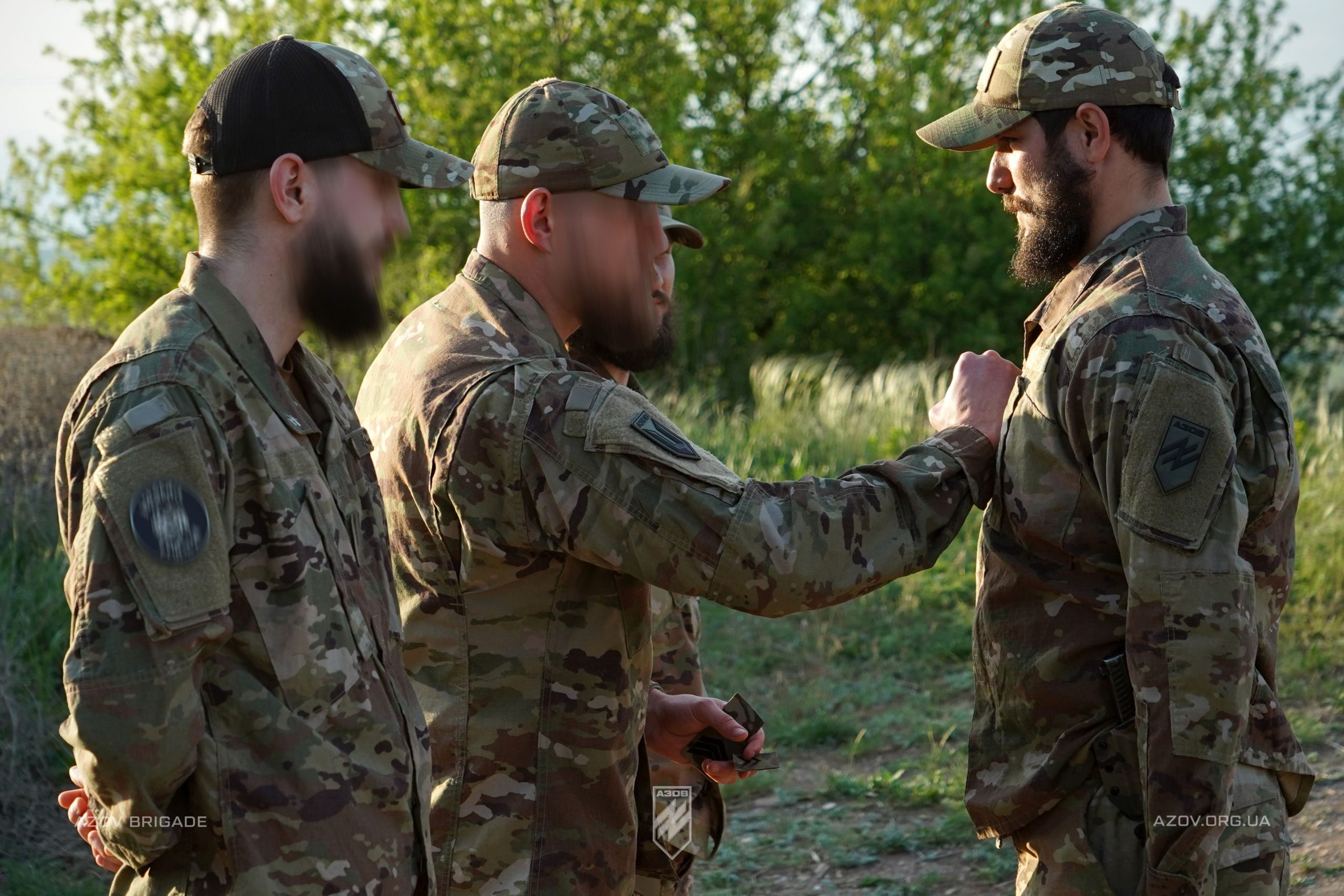 Командування 2-го батальйону 12-ої бригади спеціального призначення «Азов» відзначило сержантів, які беруть участь у бойових діях на Торецькому напрямку.