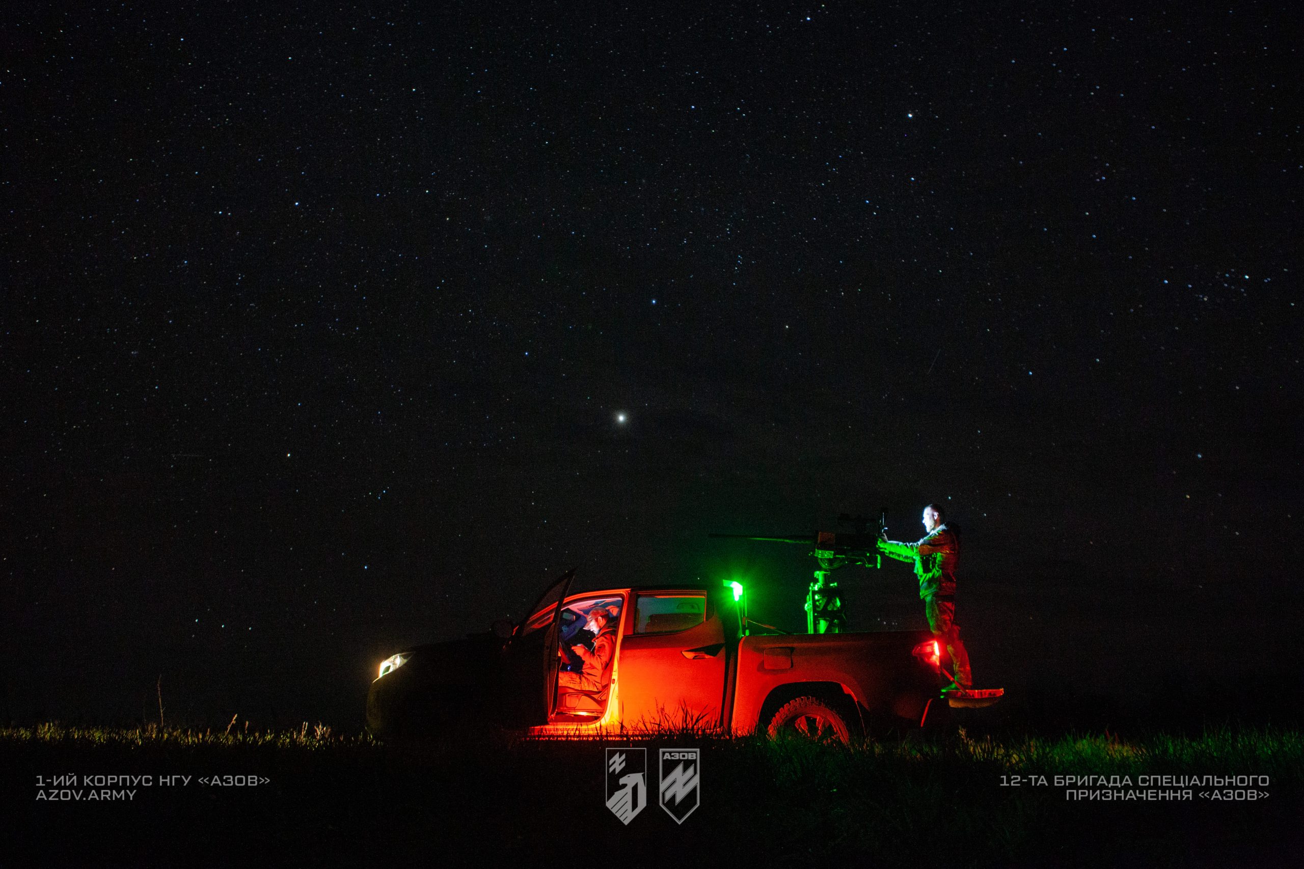 На світлинах – бійці мобільної вогневої групи ППО 12-ої бригади «Азов» слідкують за небом Донеччини.
