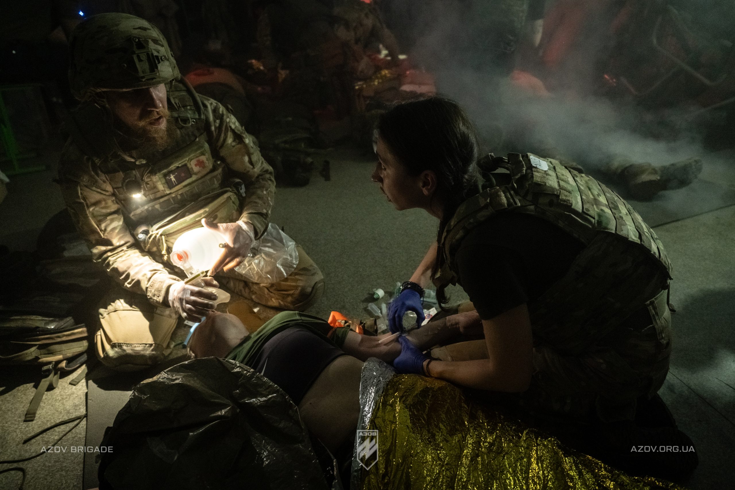 Бійці інтернаціонального батальйону 12-ої бригади «Азов» на тренуваннях з тактичної медицини.