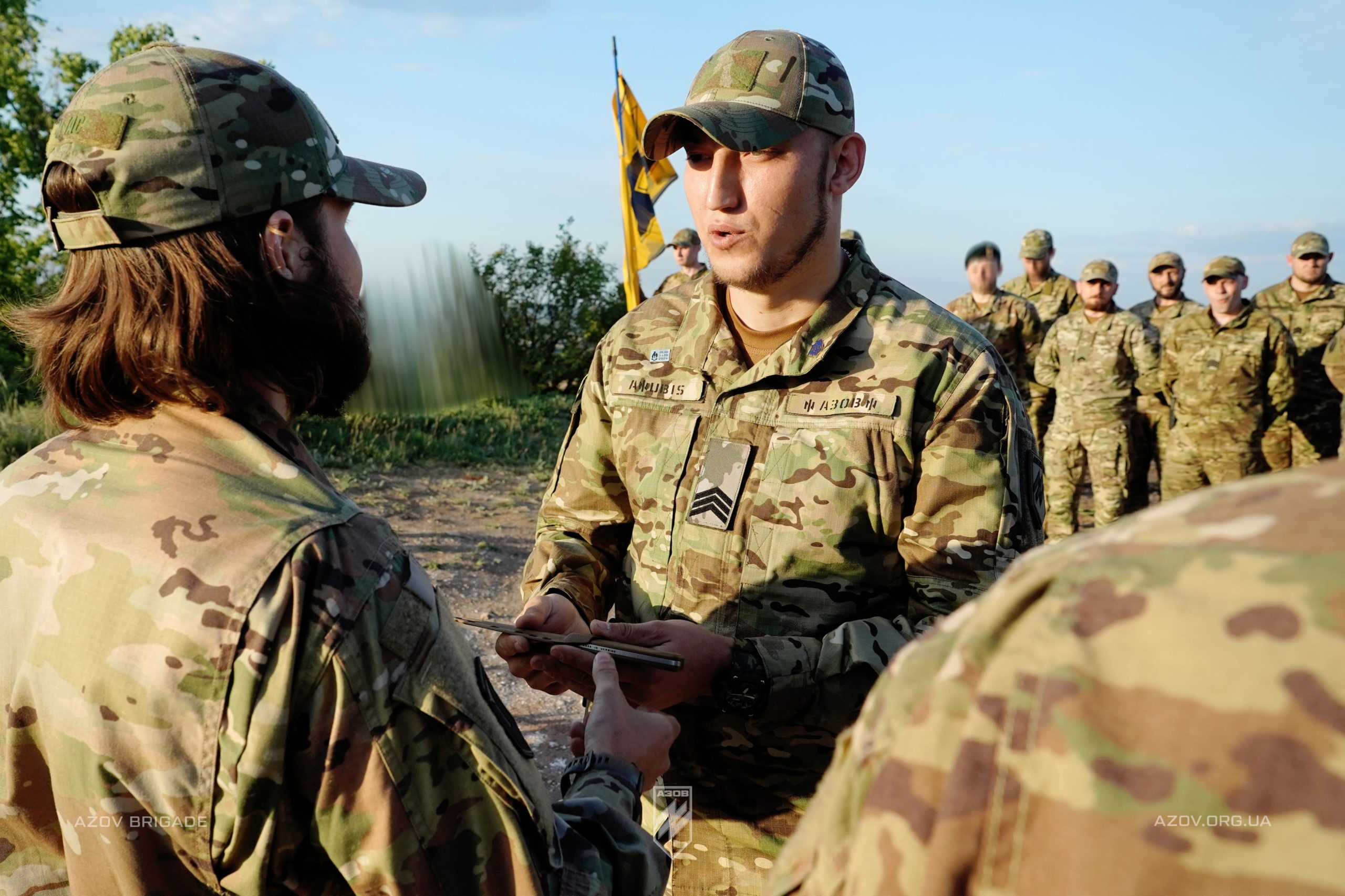 Командування 2-го батальйону 12-ої бригади спеціального призначення «Азов» відзначило сержантів, які беруть участь у бойових діях на Торецькому напрямку.