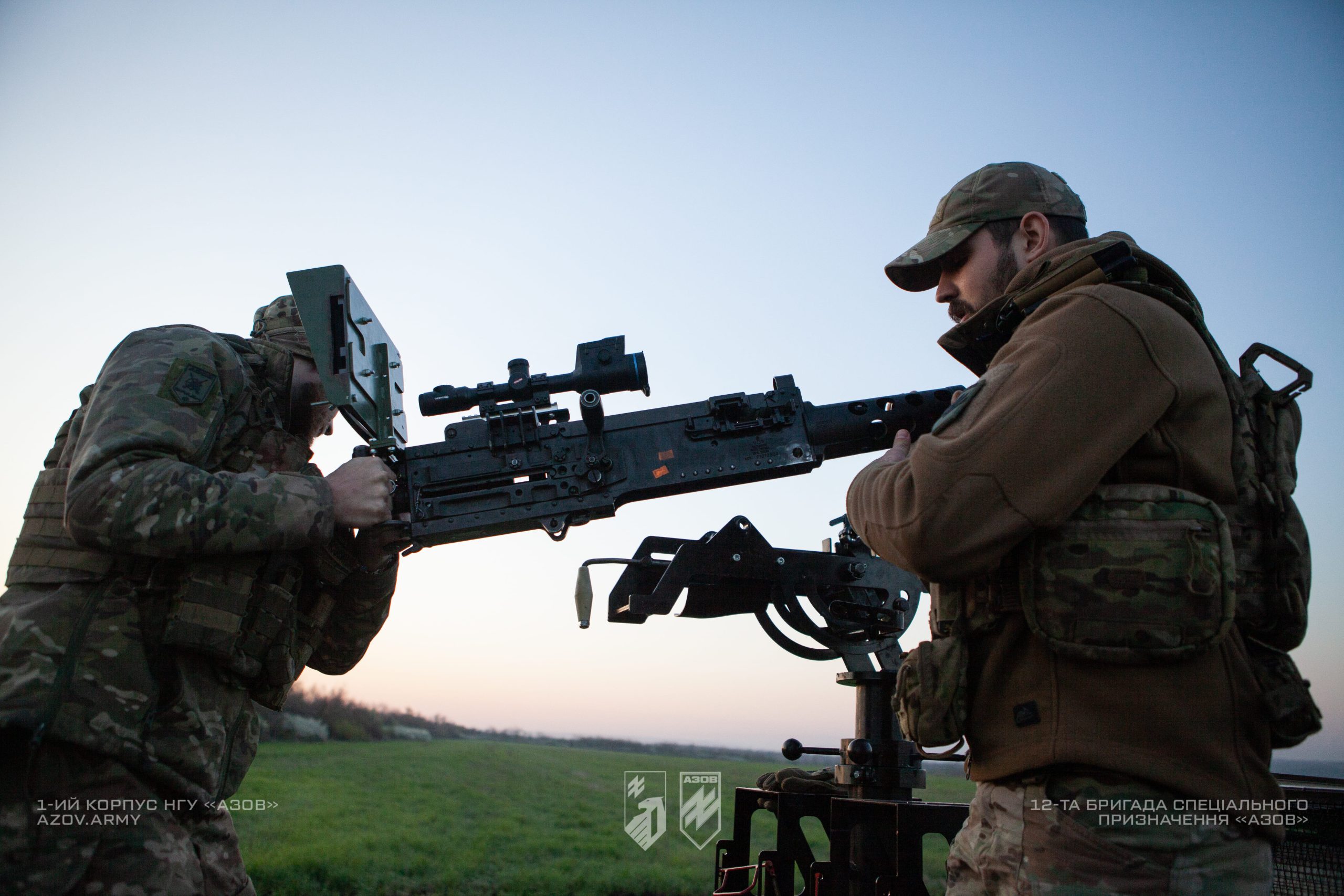 На світлинах – бійці мобільної вогневої групи ППО 12-ої бригади «Азов» слідкують за небом Донеччини.