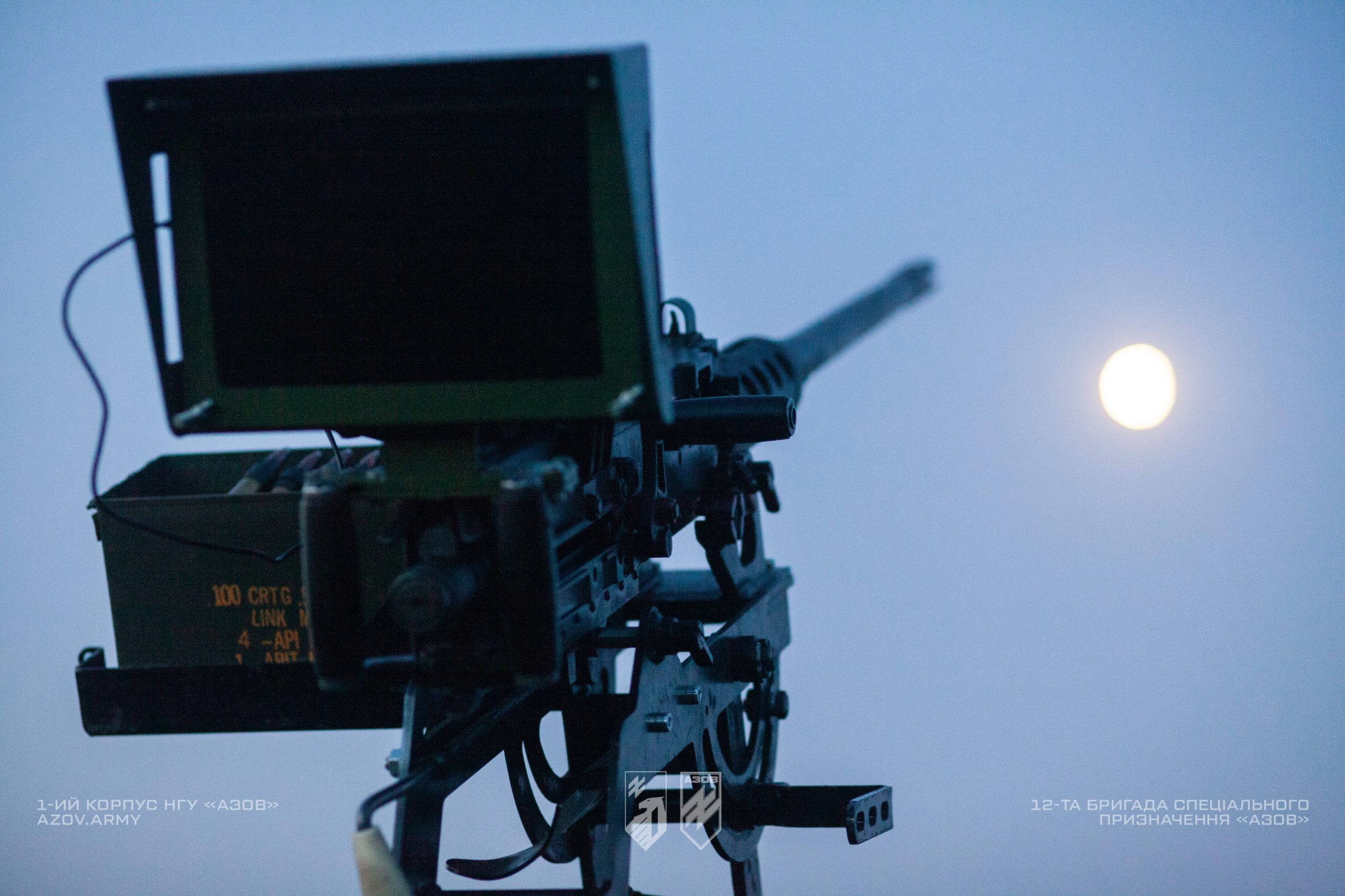 На світлинах – бійці мобільної вогневої групи ППО 12-ої бригади «Азов» слідкують за небом Донеччини.