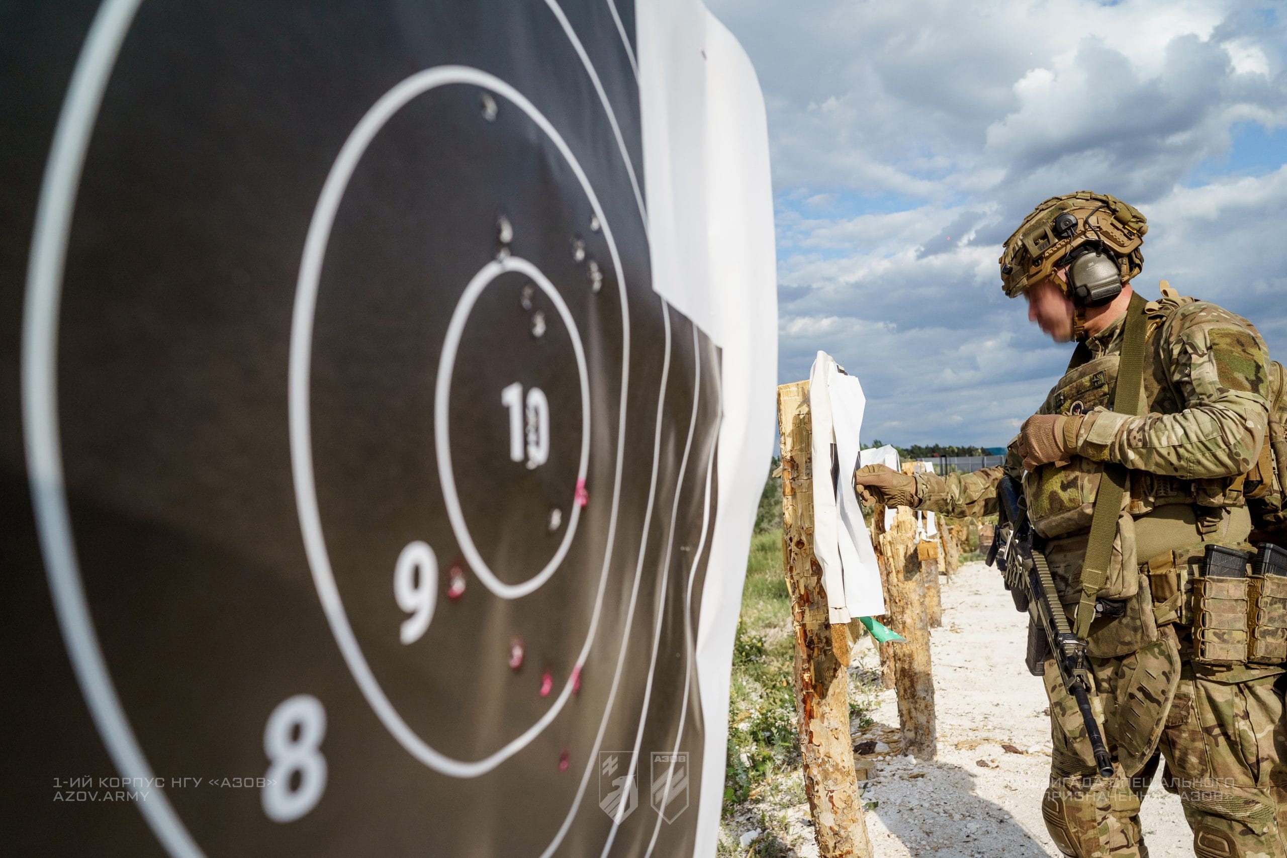 На світлинах – стрілецькі тренування операторів БПЛА загону розвідки спеціального призначення 12-ої бригади «Азов».