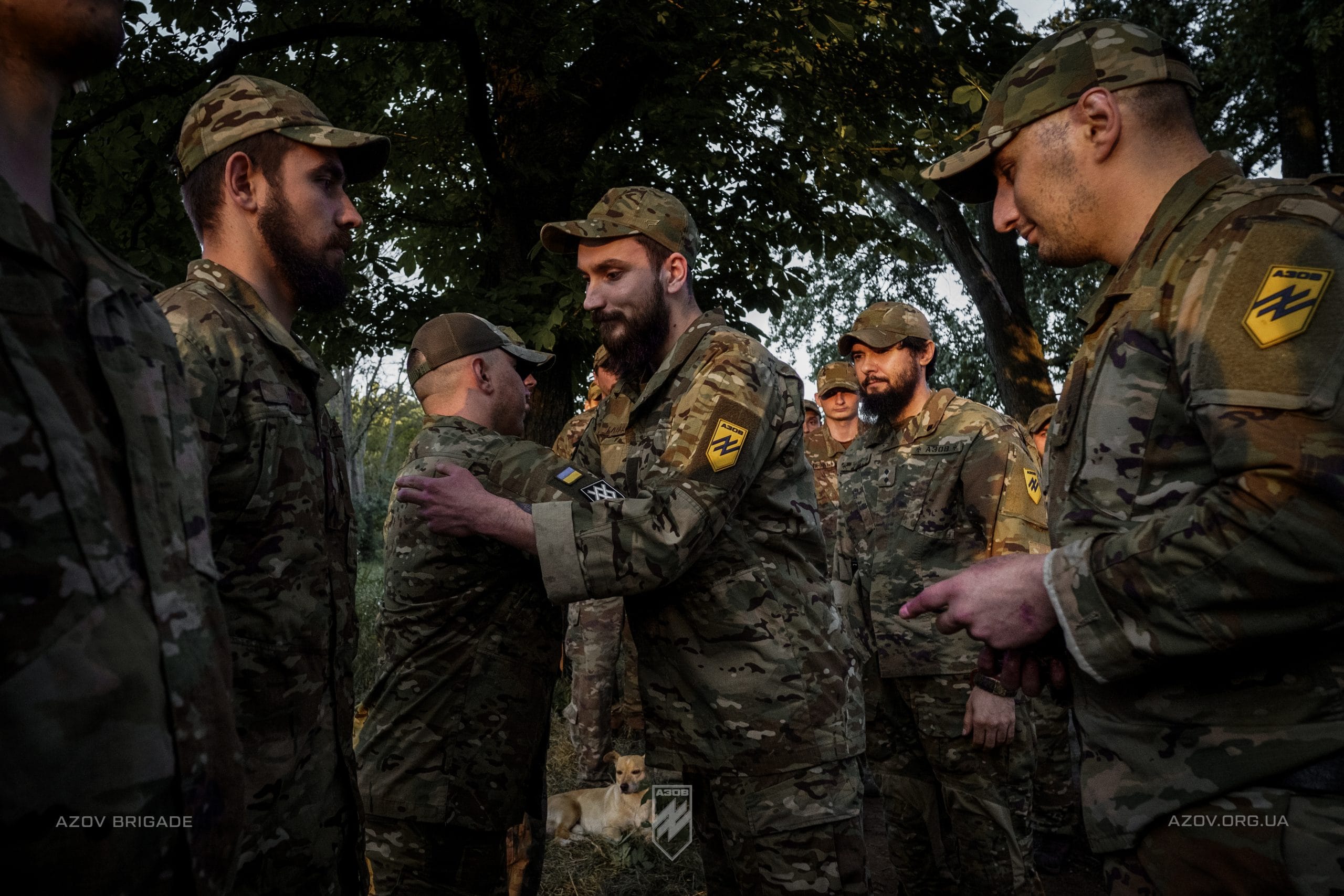 Бійці взводу вогневої підтримки 1-ої роти 1-го батальйону 12-ої бригади «Азов» отримали шеврони свого підрозділу від командування роти і батальйону.