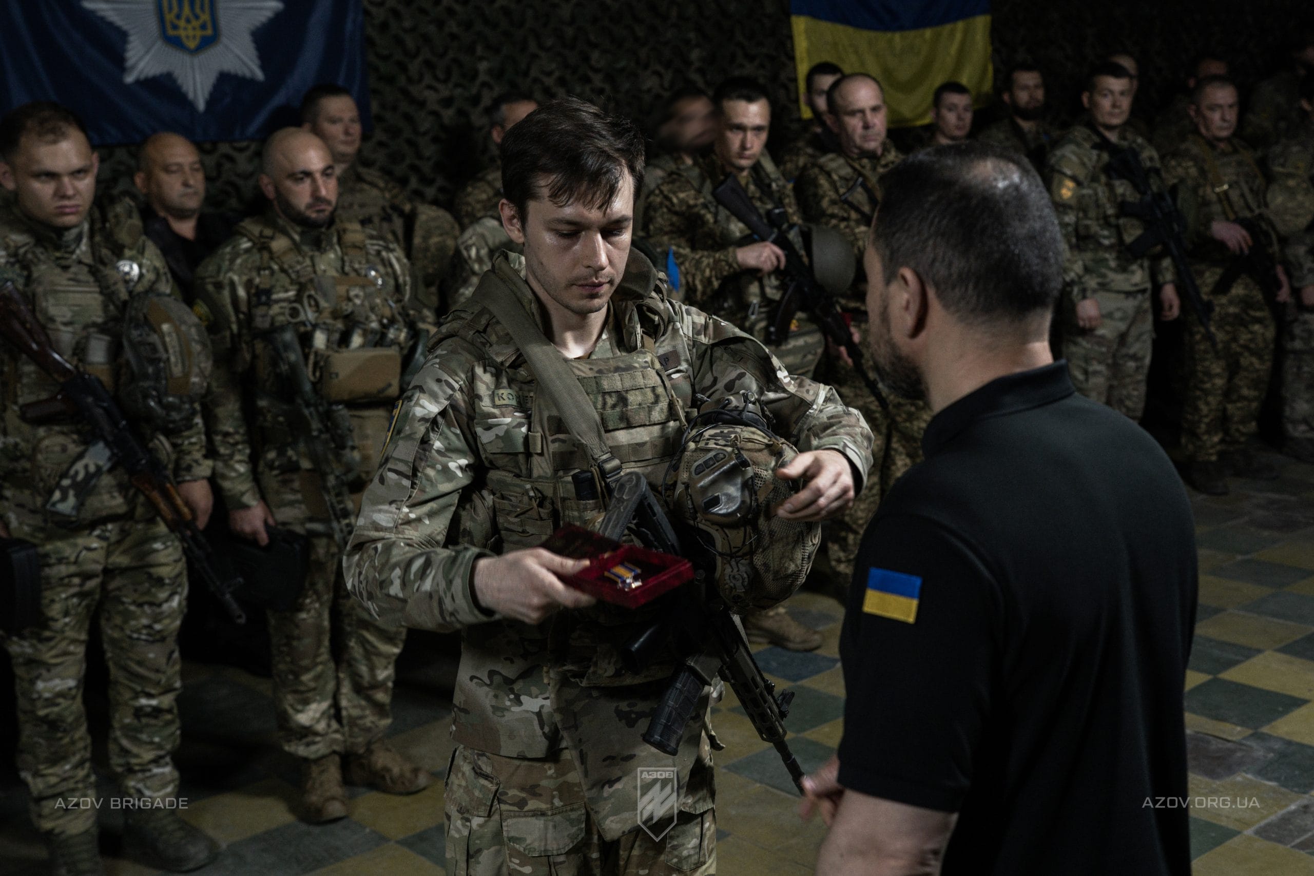 Міністр внутрішніх справ Ігор Клименко відзначив державними нагородами бійців 12-ої бригади спеціального призначення «Азов», які виконують бойові завдання на Торецькому напрямку.