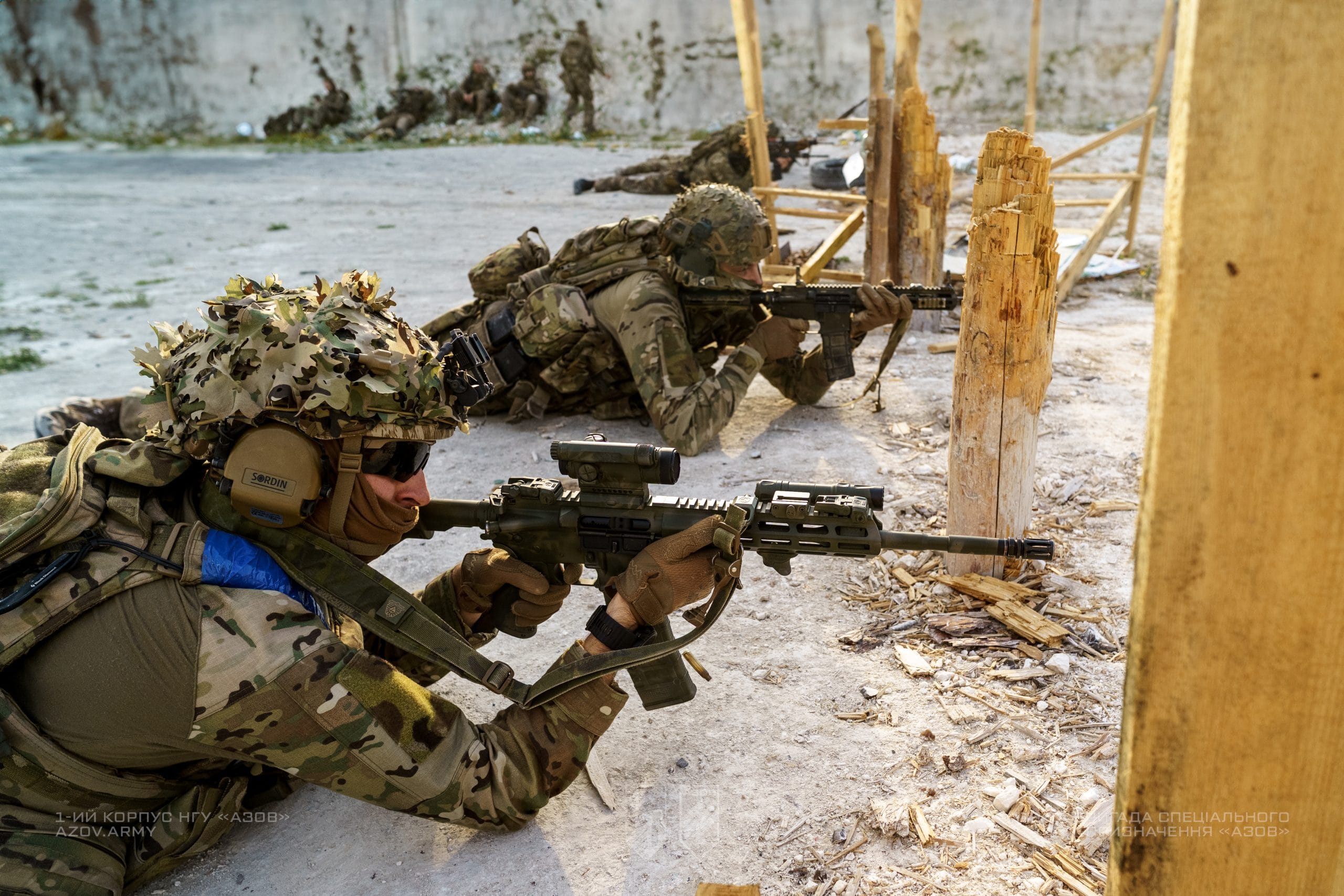 На світлинах – стрілецькі тренування операторів БПЛА загону розвідки спеціального призначення 12-ої бригади «Азов».